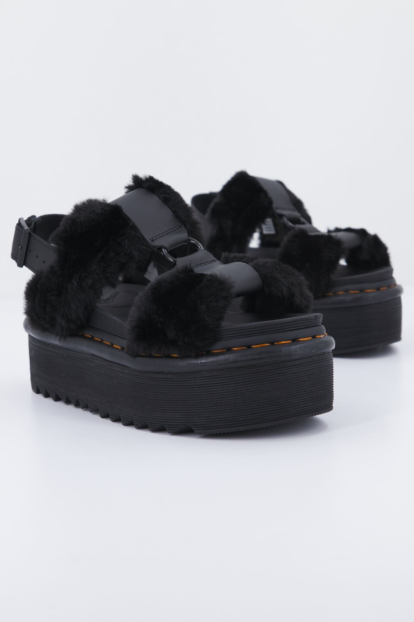 DR. MARTENS FLUFFY HY en color NEGRO (2)