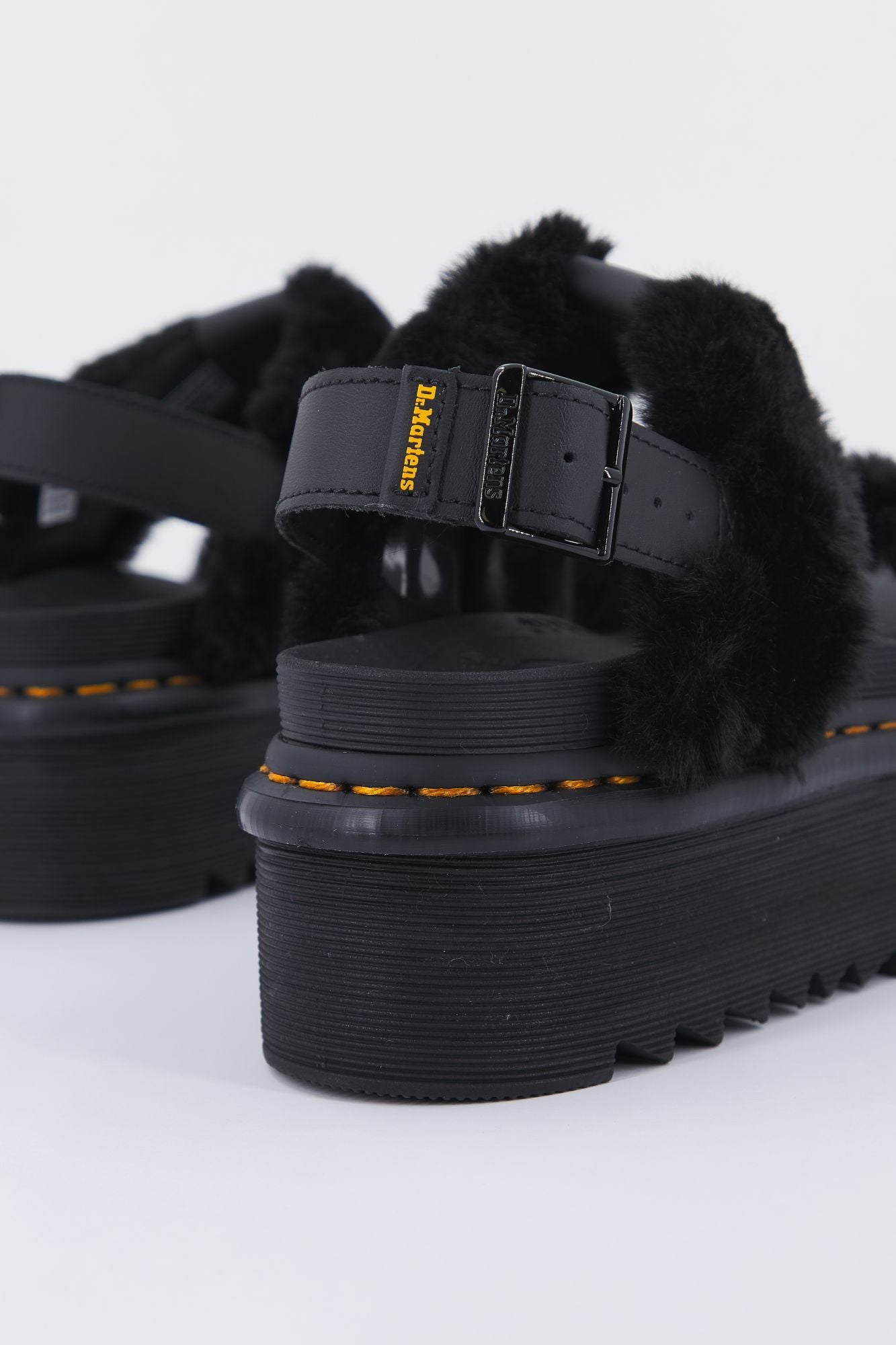 DR. MARTENS FLUFFY HY en color NEGRO (3)