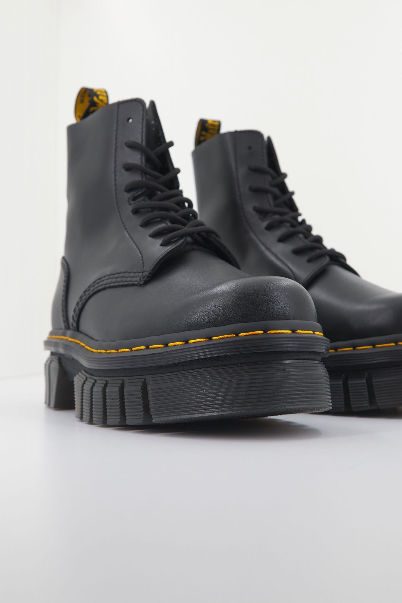 DR. MARTENS AUDRICK 8-EYE BOOT BLACK N en color NEGRO (3)