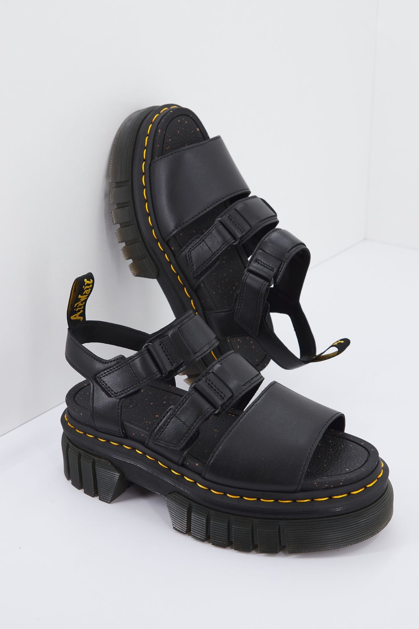 DR. MARTENS RICKI 3-STRAP en color NEGRO (1)