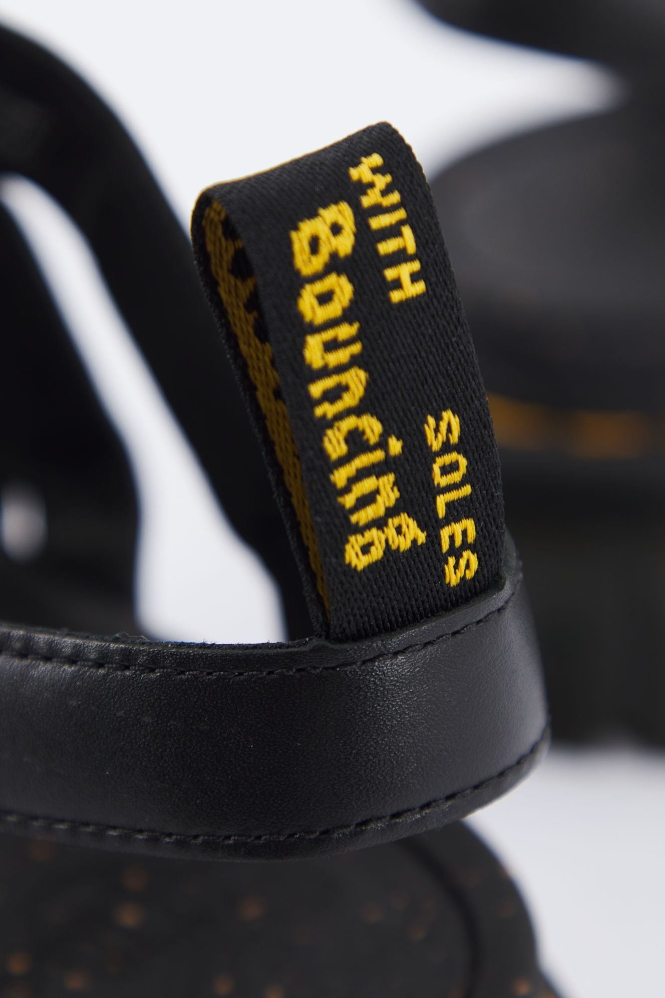 DR. MARTENS RICKI 3-STRAP en color NEGRO (4)