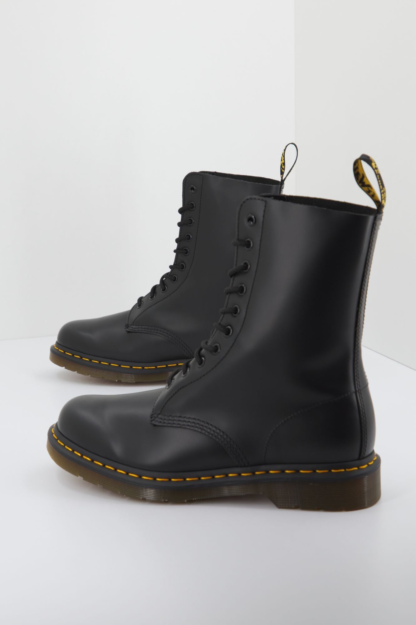 DR. MARTENS 1490 en color NEGRO (3)