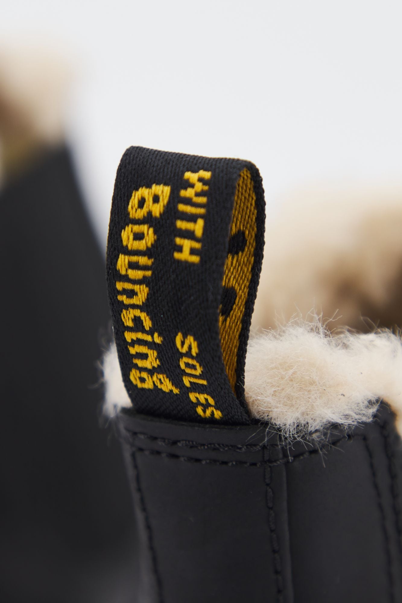 DR. MARTENS LEONORE BURNISHED en color NEGRO (4)