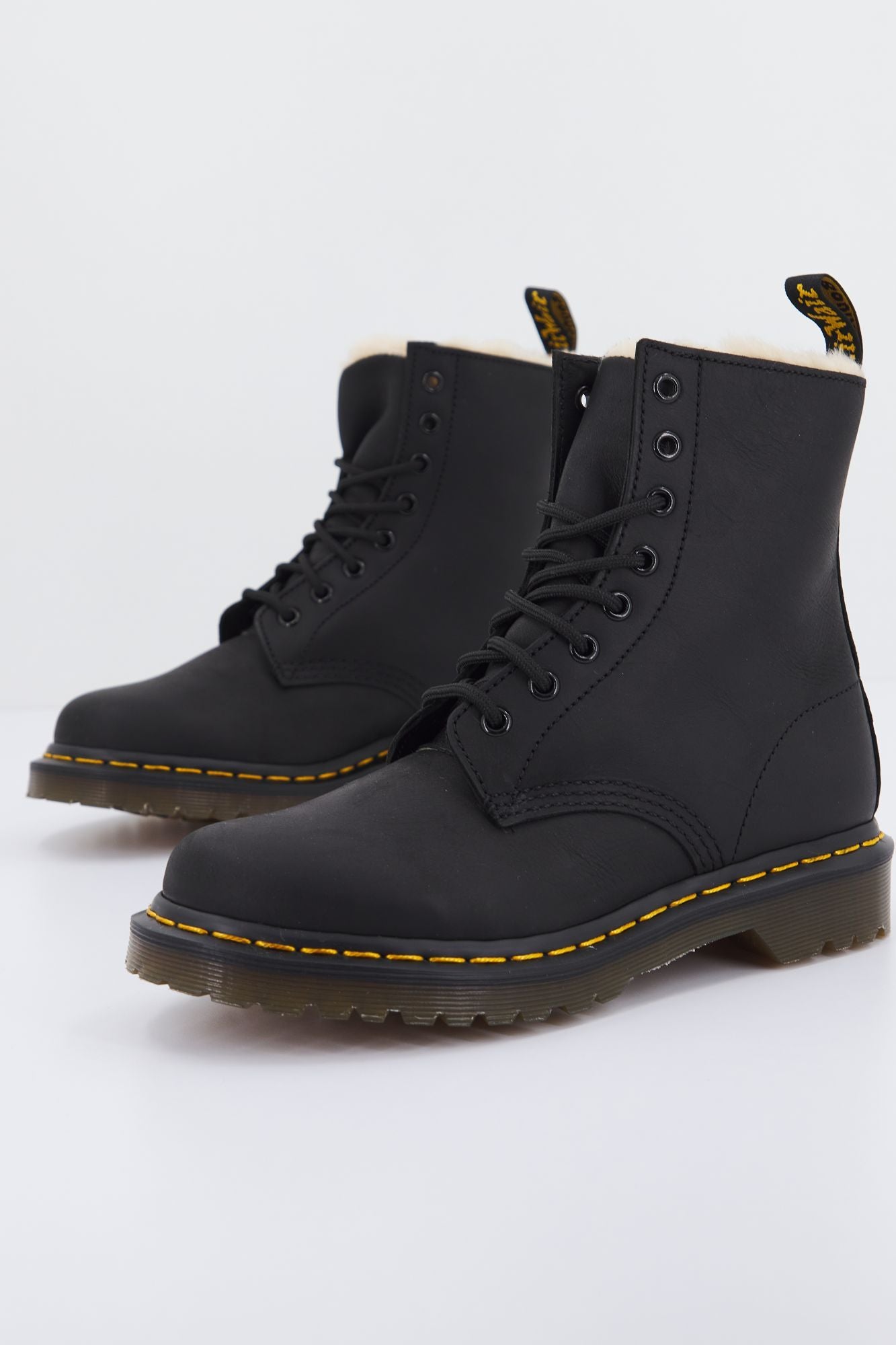 DR. MARTENS SERENA BURNISHED WY en color NEGRO (1)
