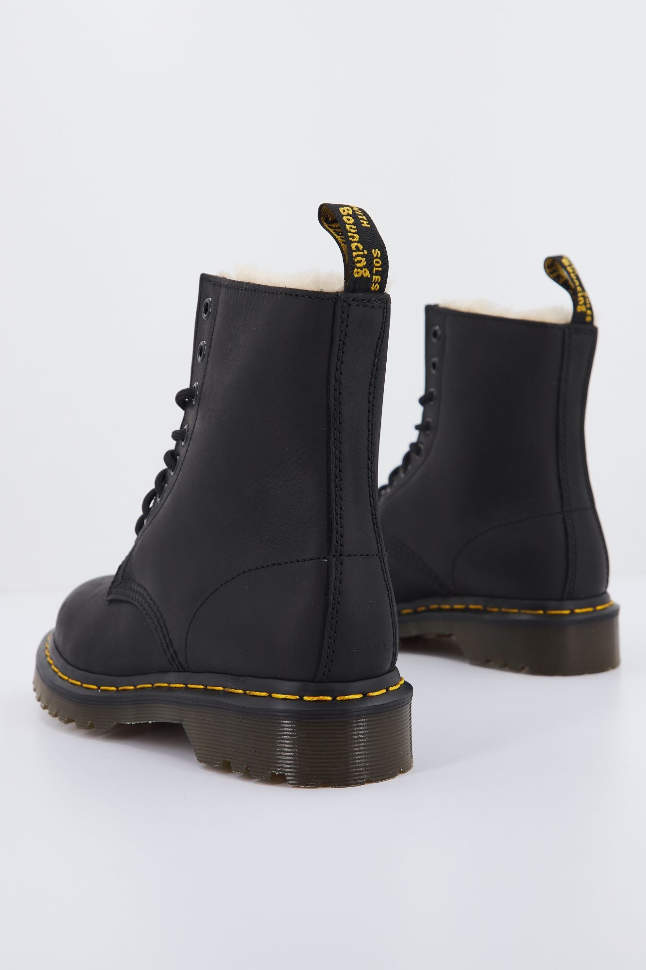 DR. MARTENS SERENA BURNISHED WY en color NEGRO (3)