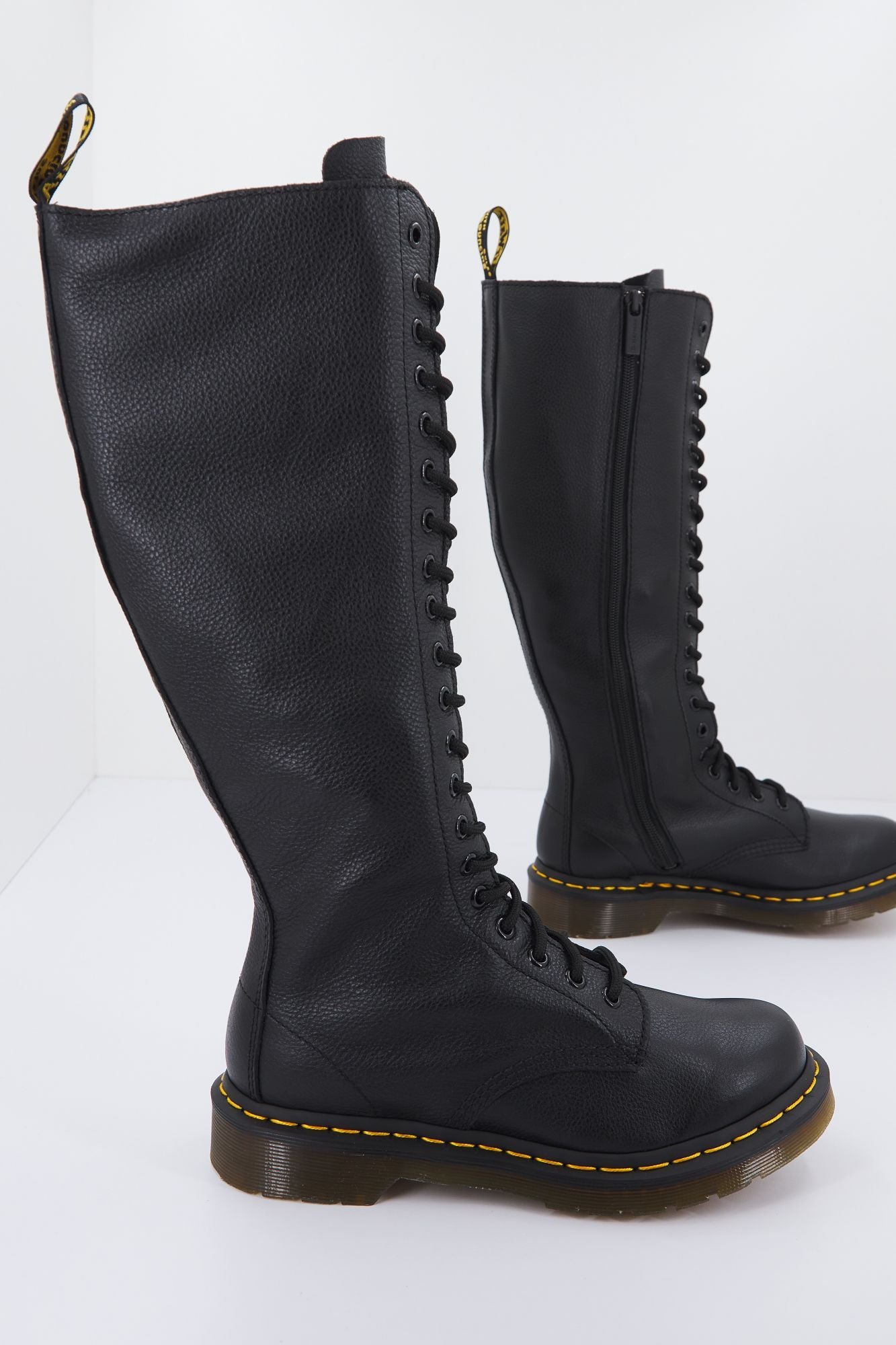 DR. MARTENS VIRGINIA en color NEGRO (2)