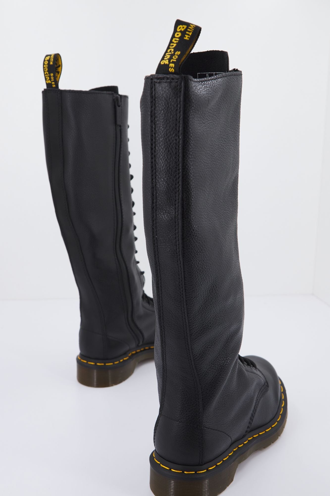 DR. MARTENS VIRGINIA en color NEGRO (3)