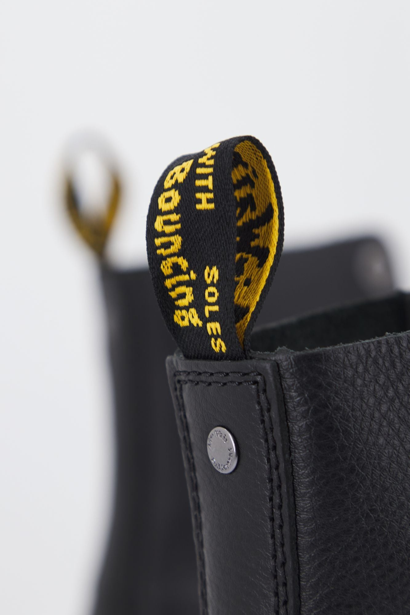 DR. MARTENS PASCAL MAX PISA en color NEGRO (4)