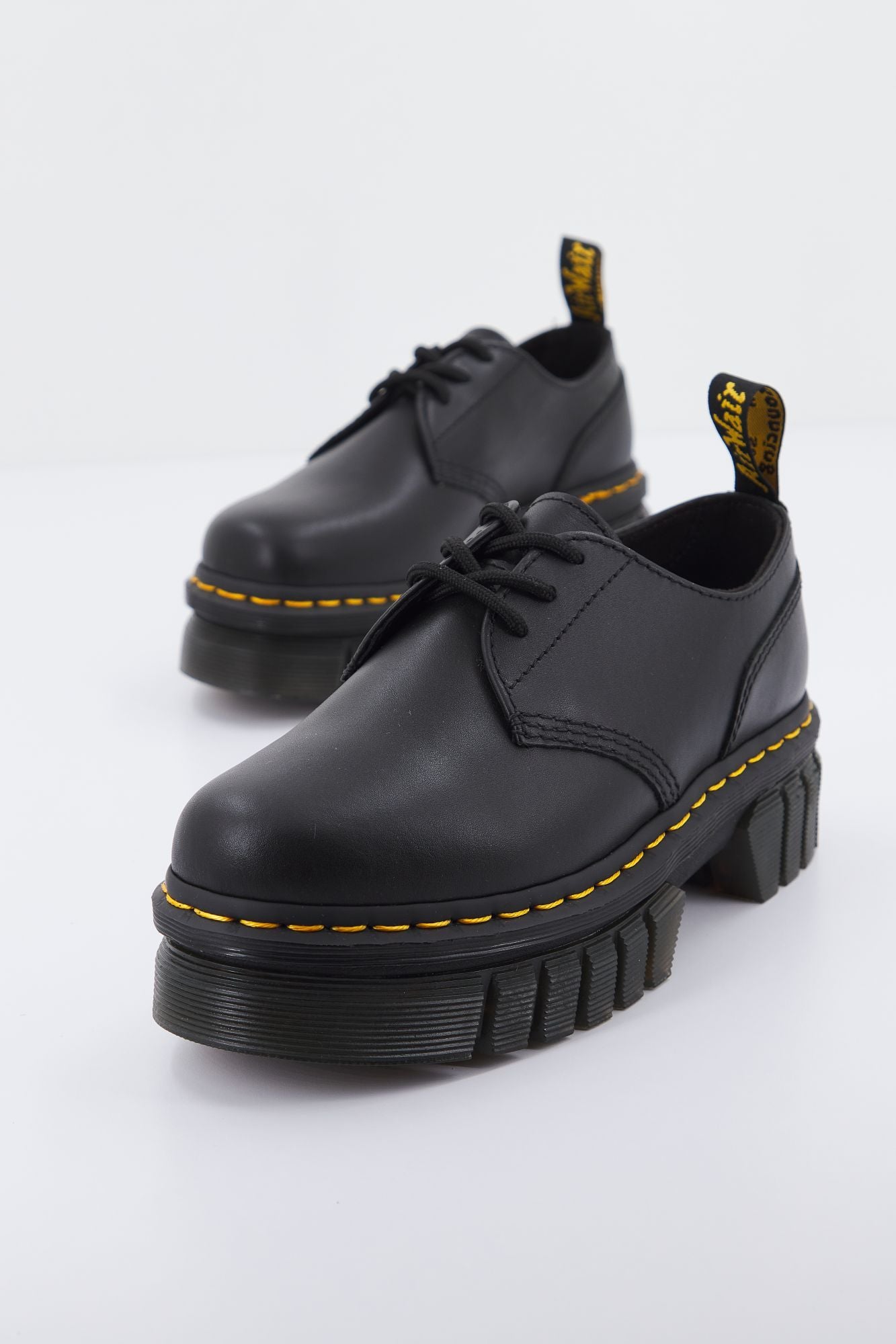 DR. MARTENS AUDRICK 3-EYE SHOE en color NEGRO (1)