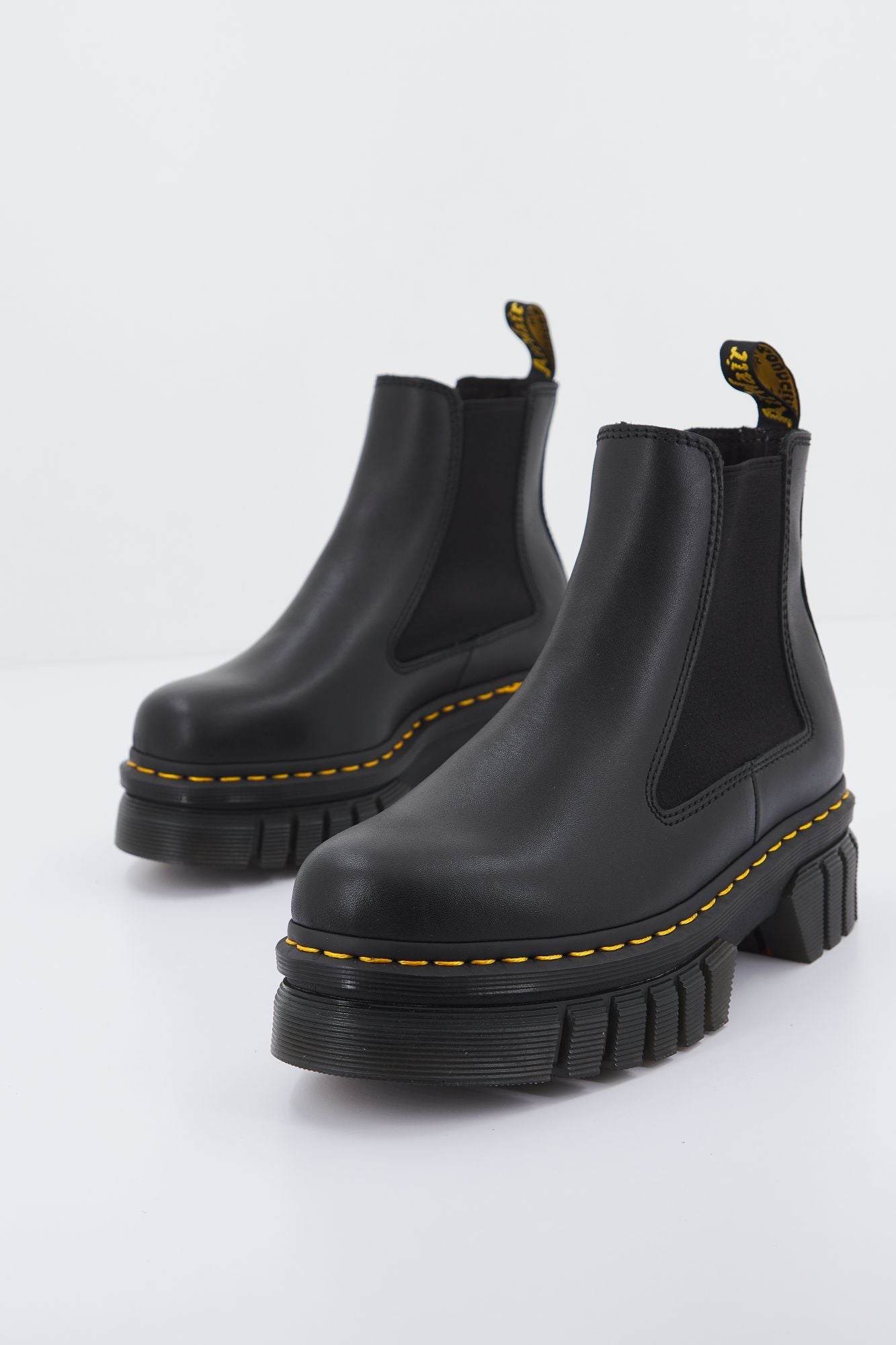 DR. MARTENS AUDRICK CHELSEA en color NEGRO (2)