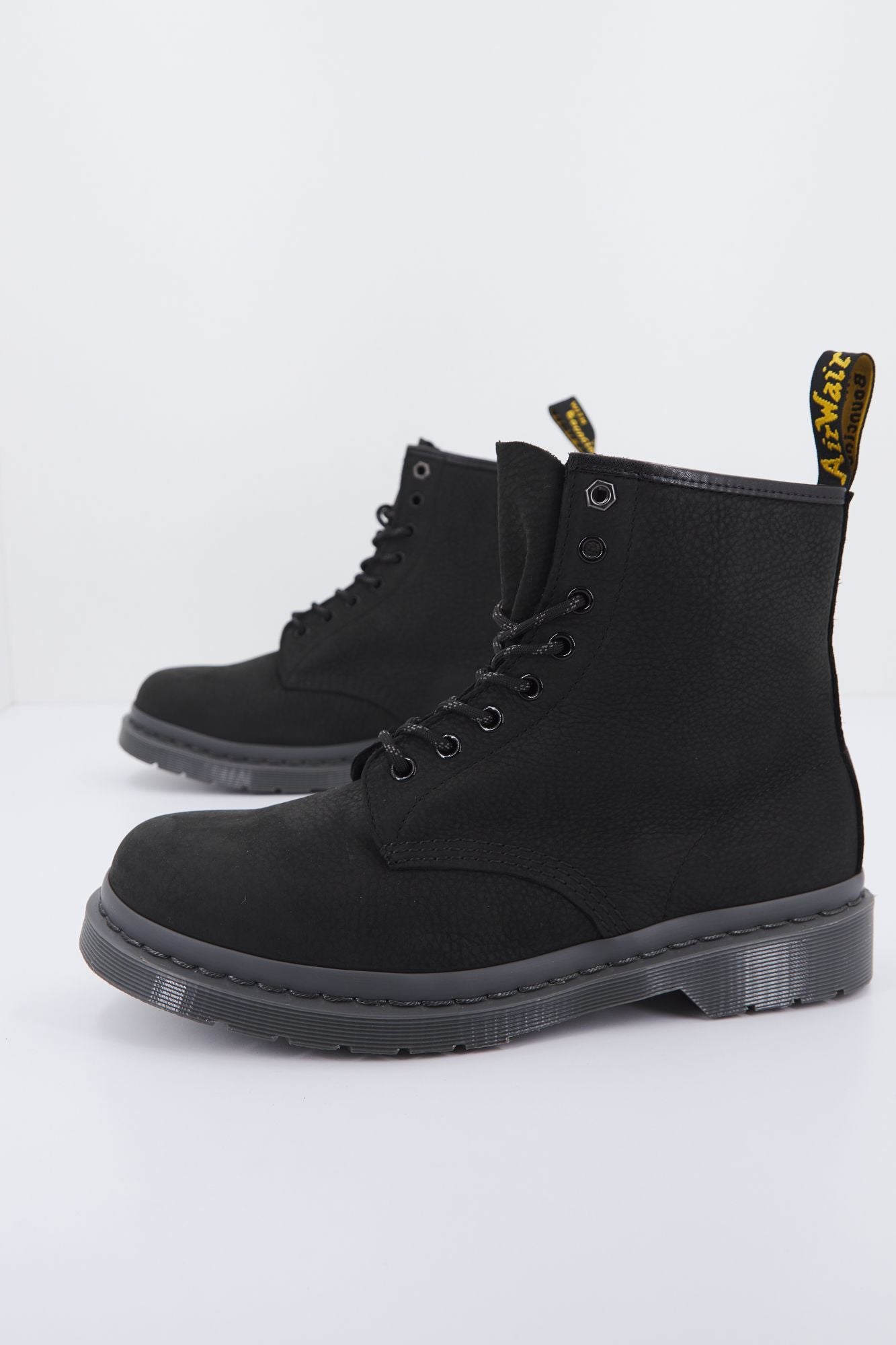 DR. MARTENS MILLED NUBUCK WP en color NEGRO (2)