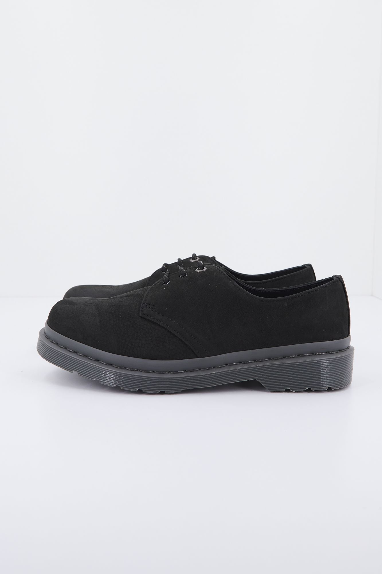 DR. MARTENS MILLED NUBUCK WP en color NEGRO (1)