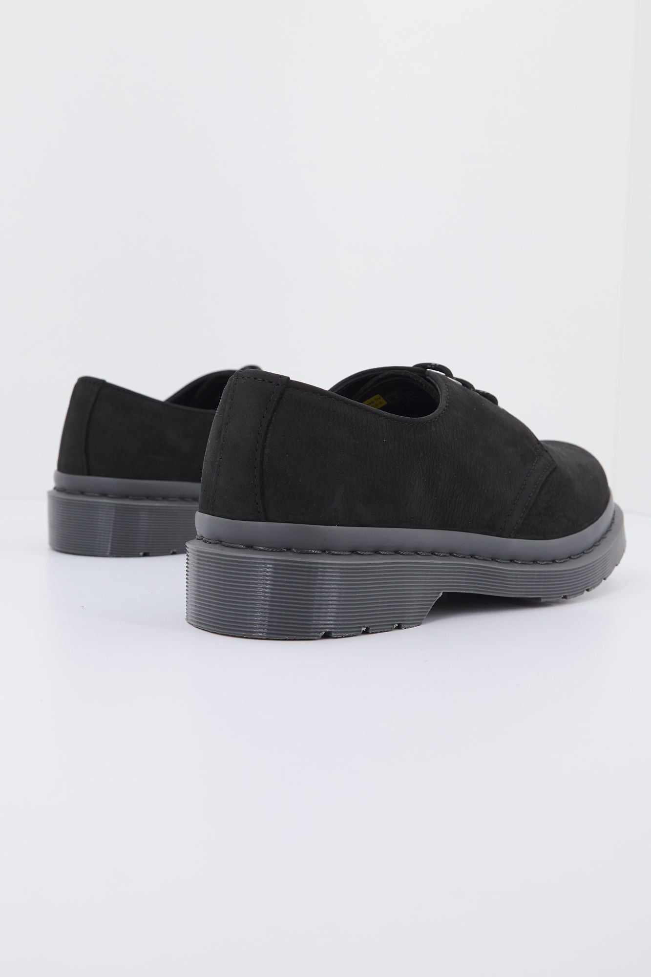 DR. MARTENS MILLED NUBUCK WP en color NEGRO (4)