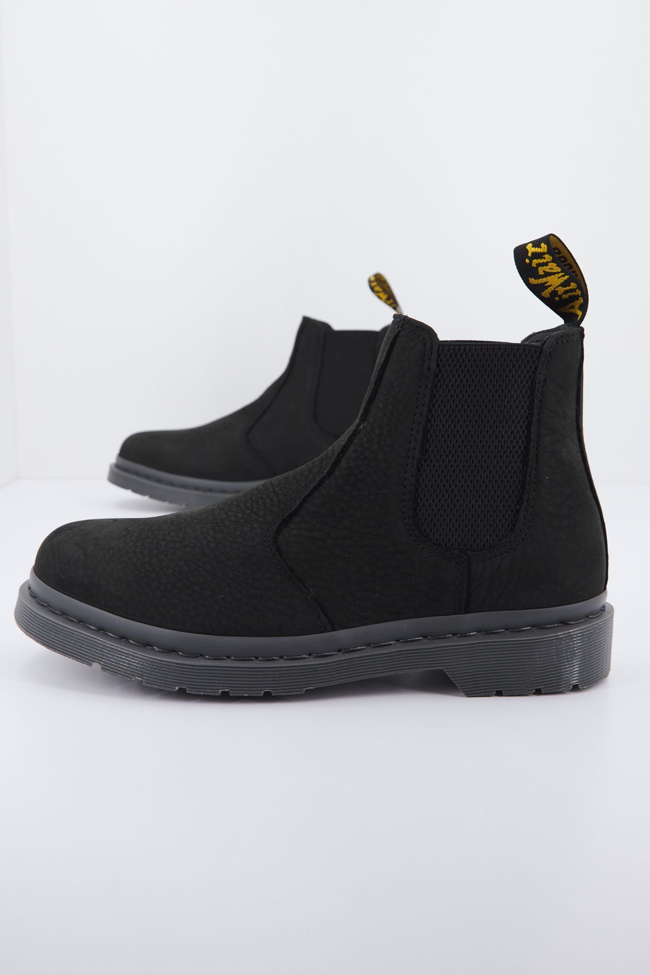 DR. MARTENS MILLED NUBUCK WP en color NEGRO (2)