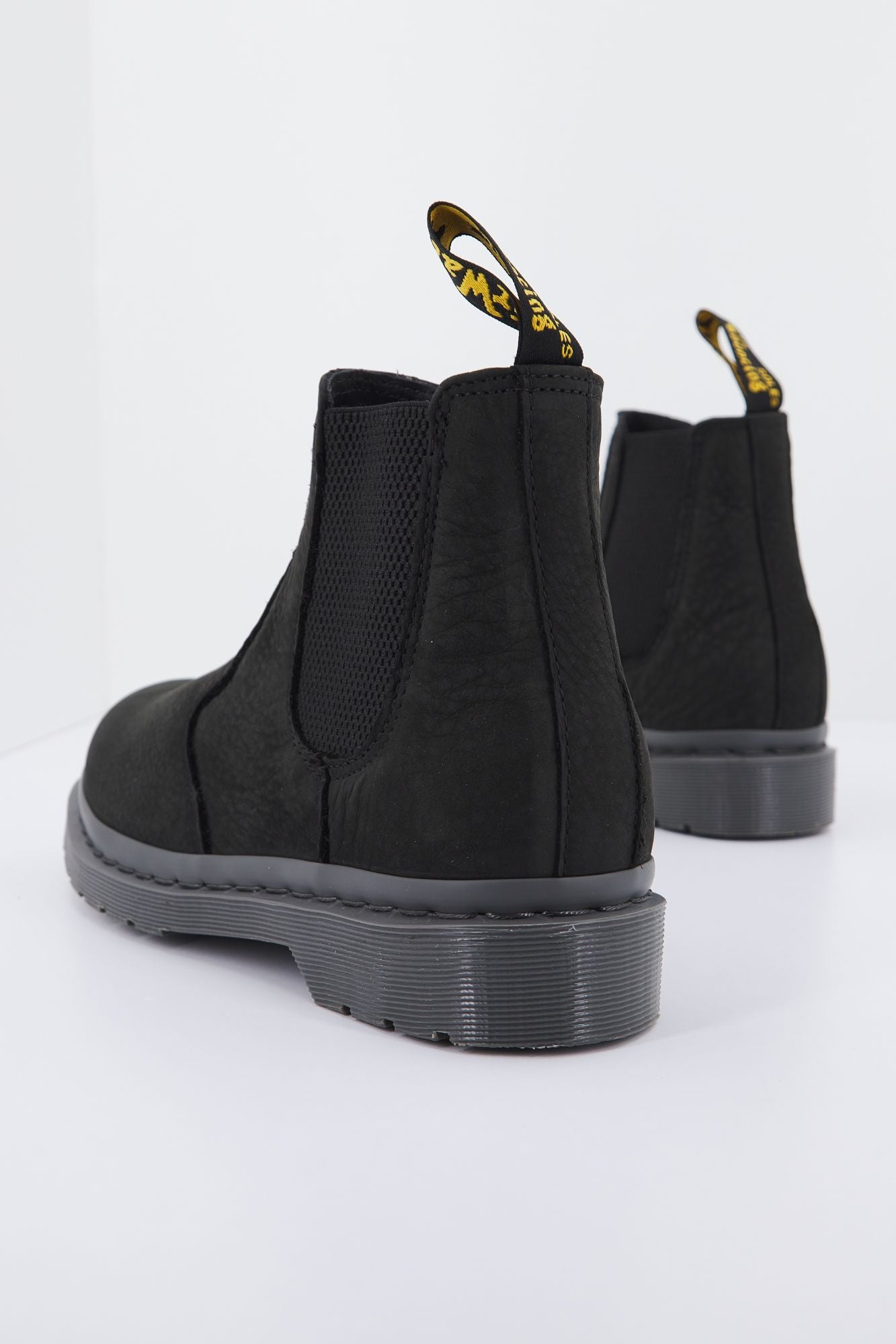DR. MARTENS MILLED NUBUCK WP en color NEGRO (3)