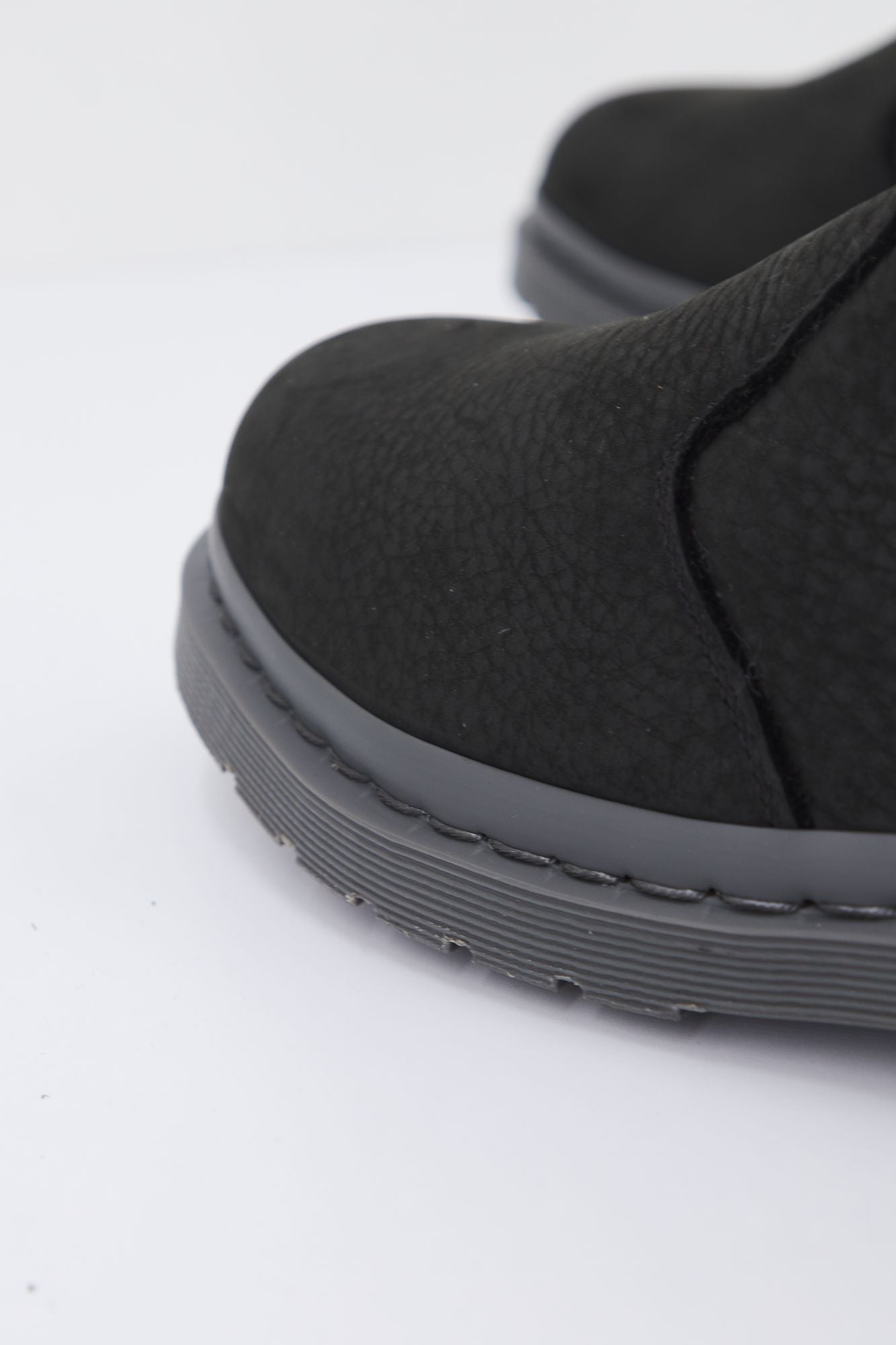 DR. MARTENS MILLED NUBUCK WP en color NEGRO (4)