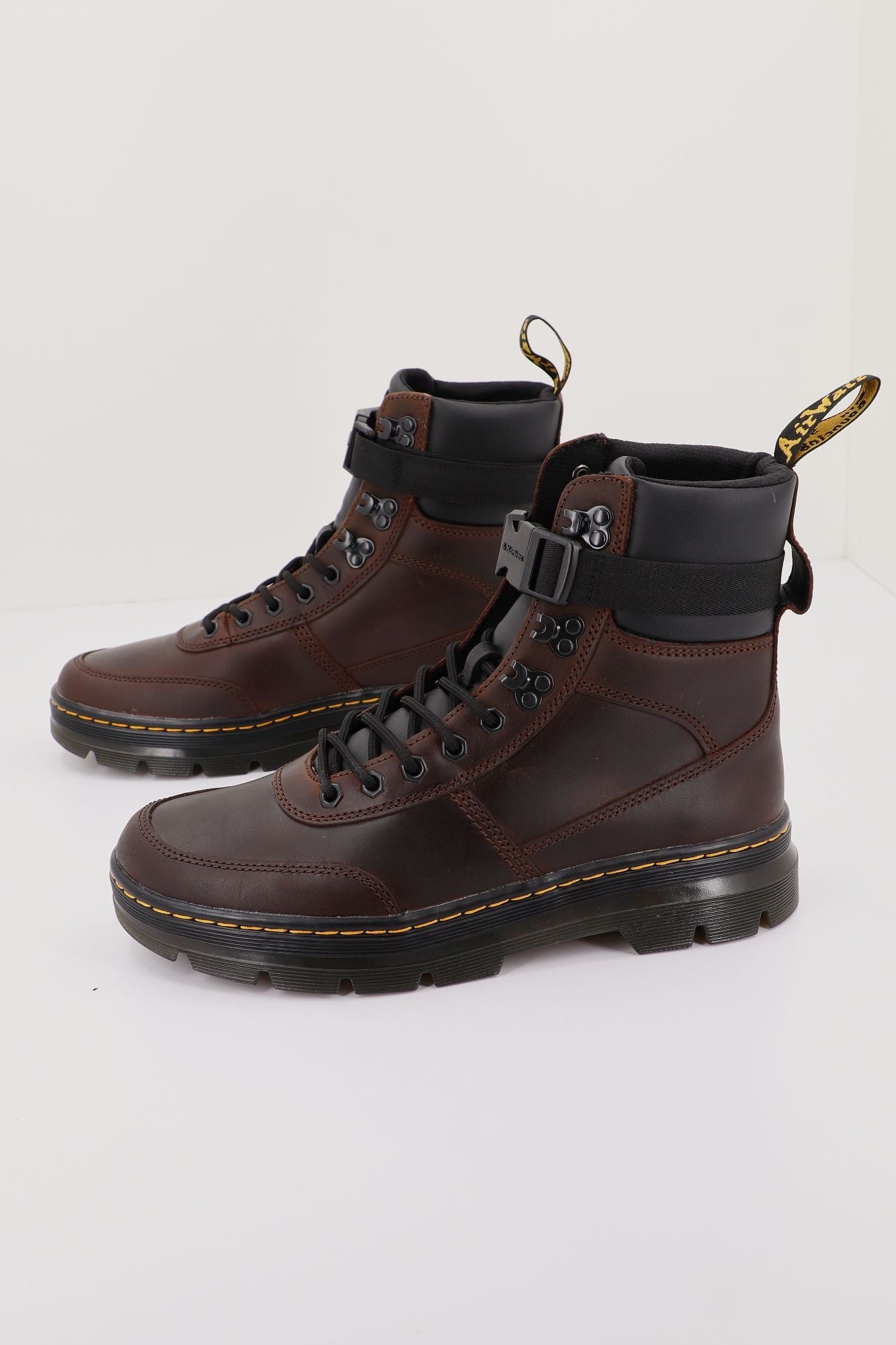 DR. MARTENS COMBS TECH LEATHER en color NEGRO (2)