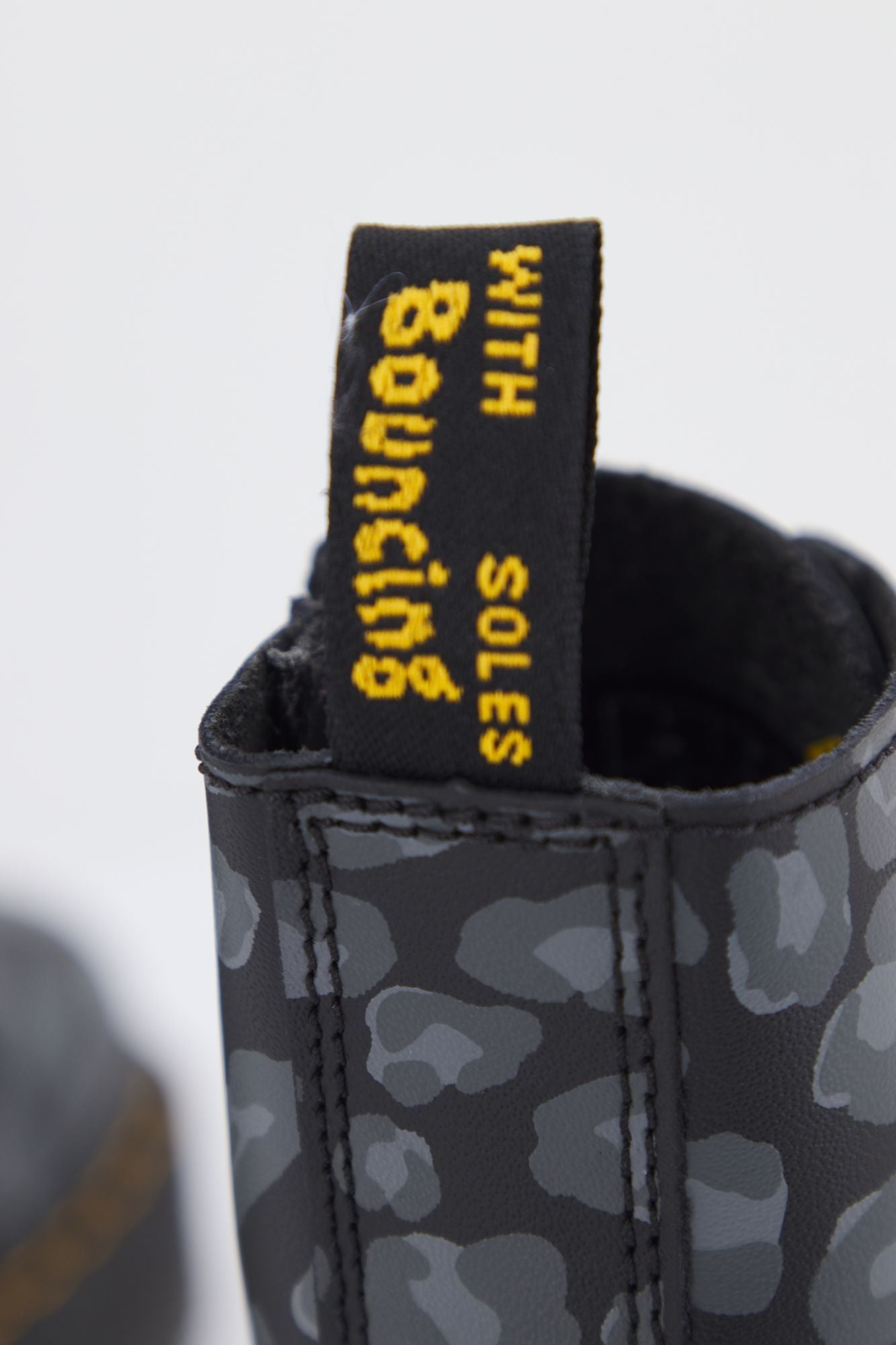 DR. MARTENS 27891001 en color ANIMAL PRINT (4)