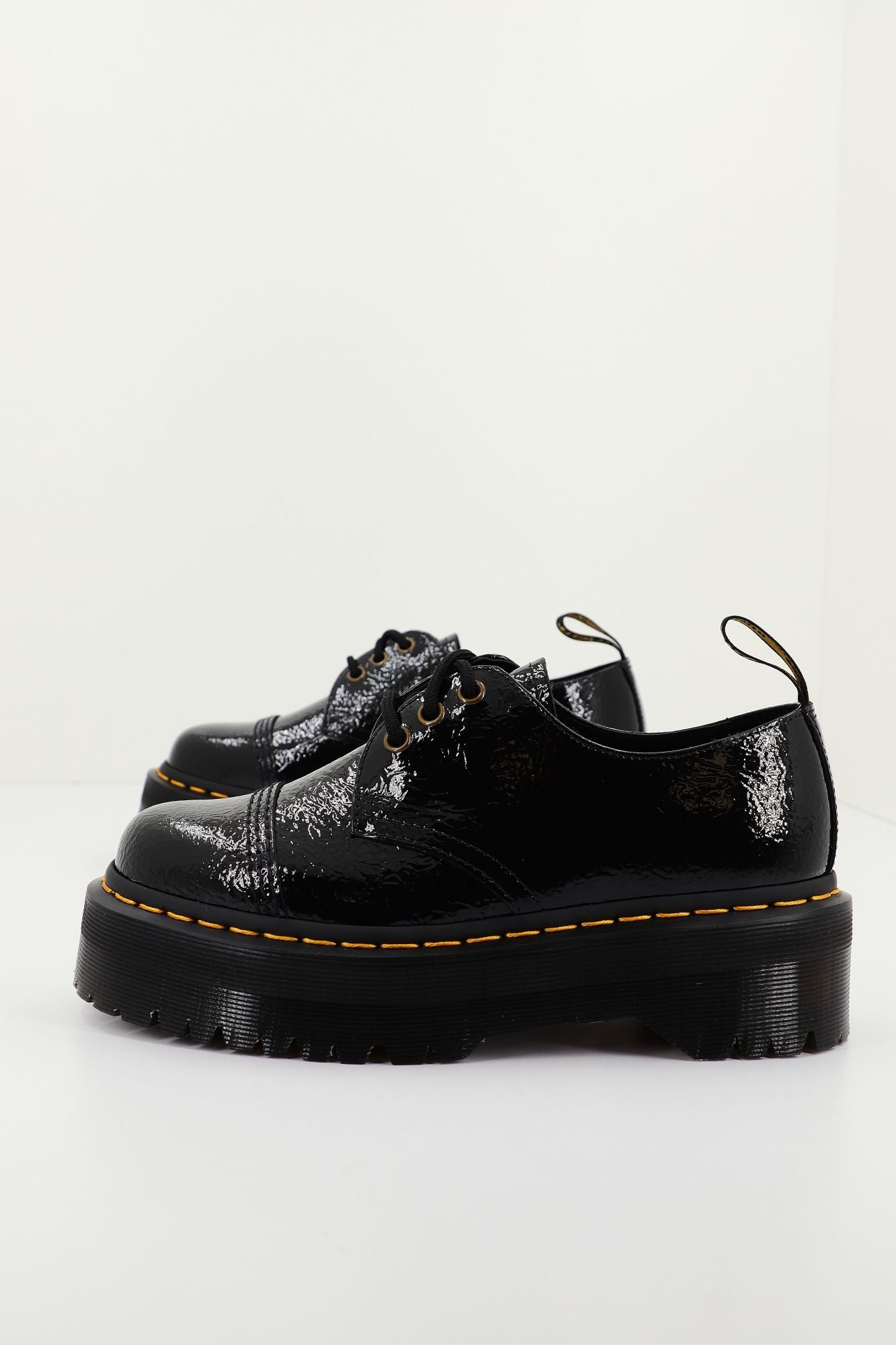 DR. MARTENS QUAD TC DISTRESSED en color NEGRO (1)
