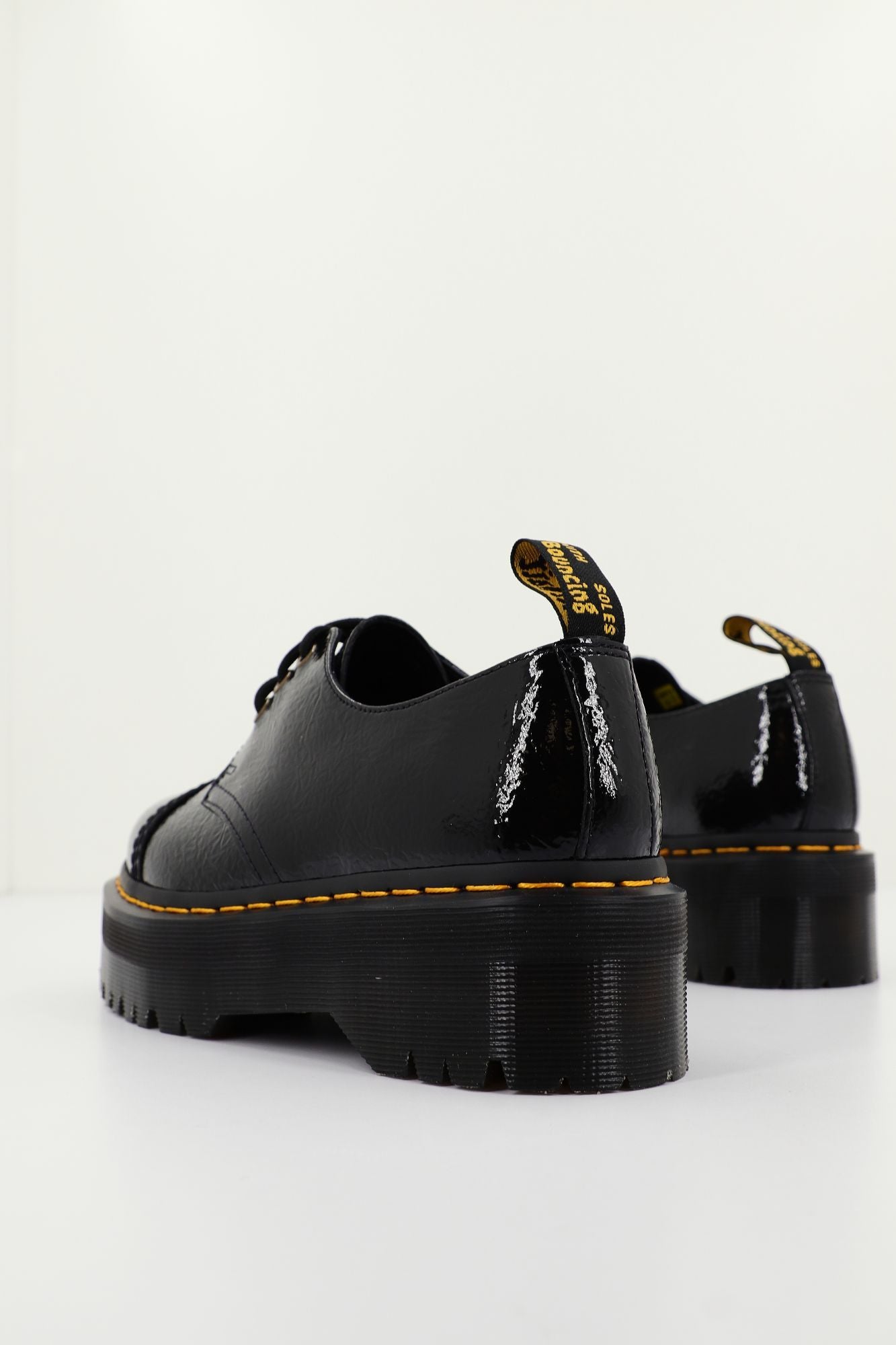 DR. MARTENS QUAD TC DISTRESSED en color NEGRO (2)