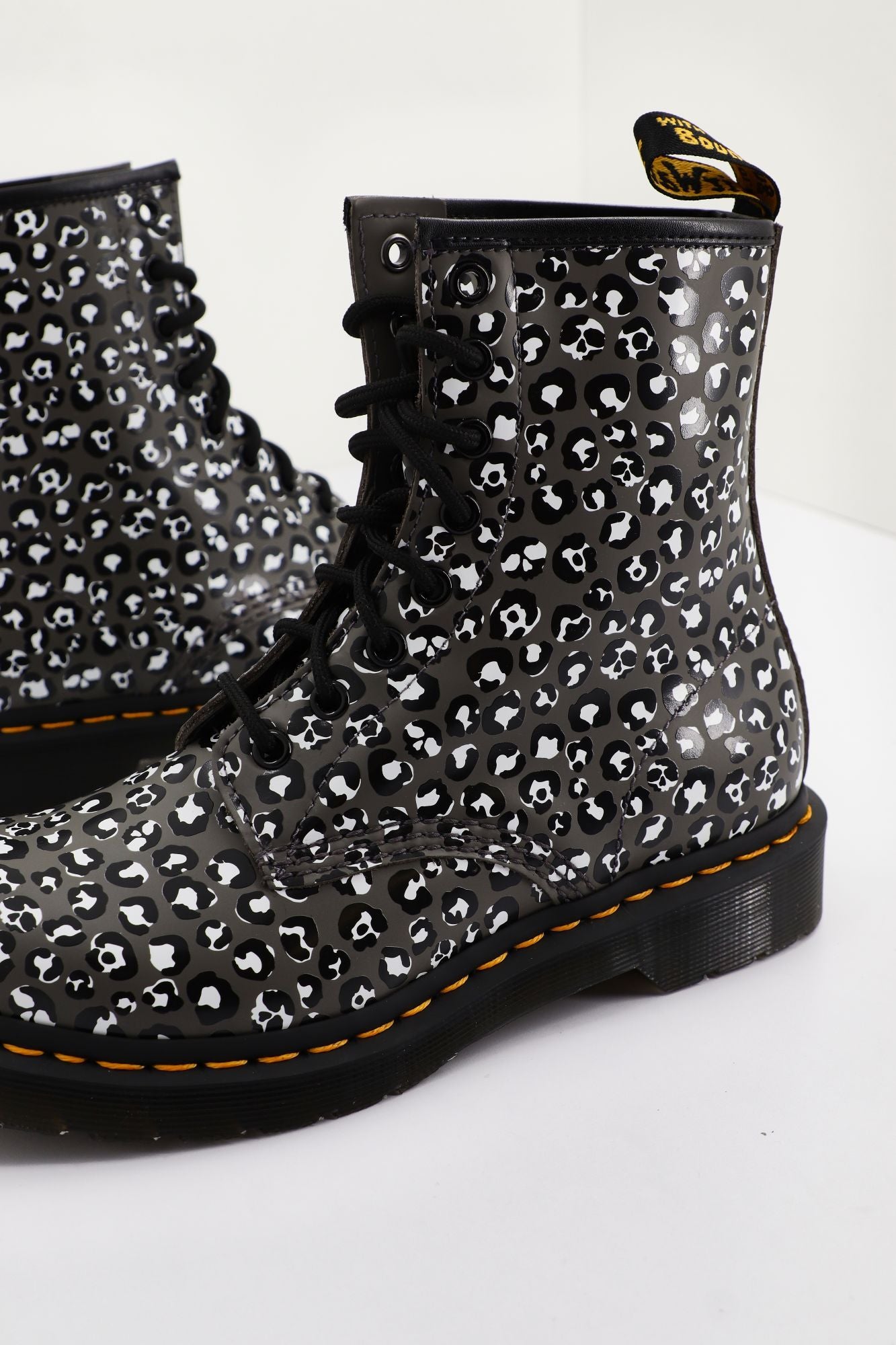 DR. MARTENS GUNMETAL LOUD SMOOT en color ANIMAL PRINT (4)
