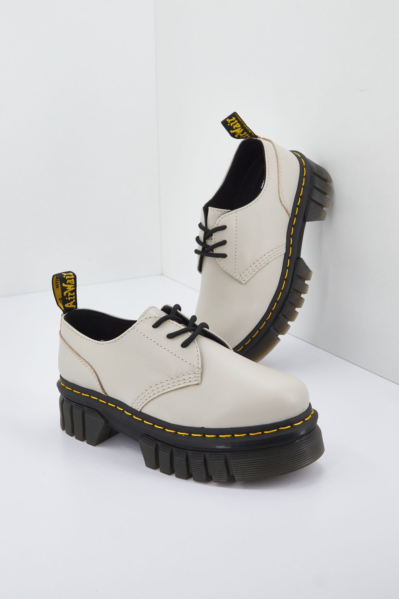 DR. MARTENS AUDRICK 3-EYE SHOE en color BEIS (1)