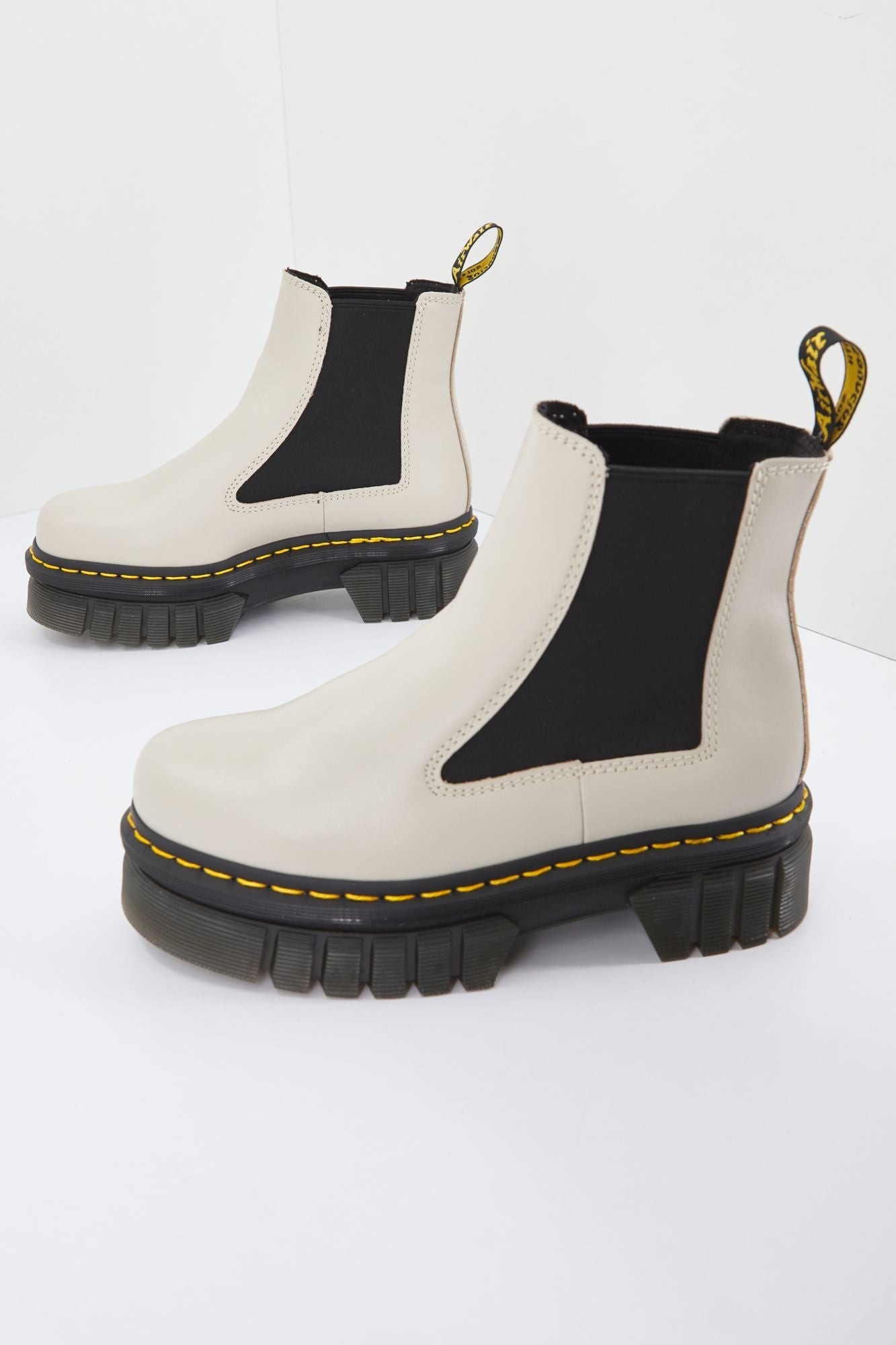 DR. MARTENS AUDRICK CHELSEA LUX en color BEIS (1)