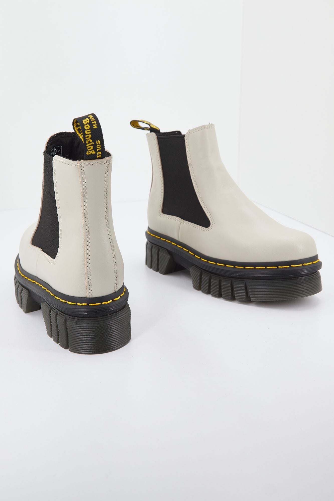 DR. MARTENS AUDRICK CHELSEA LUX en color BEIS (2)