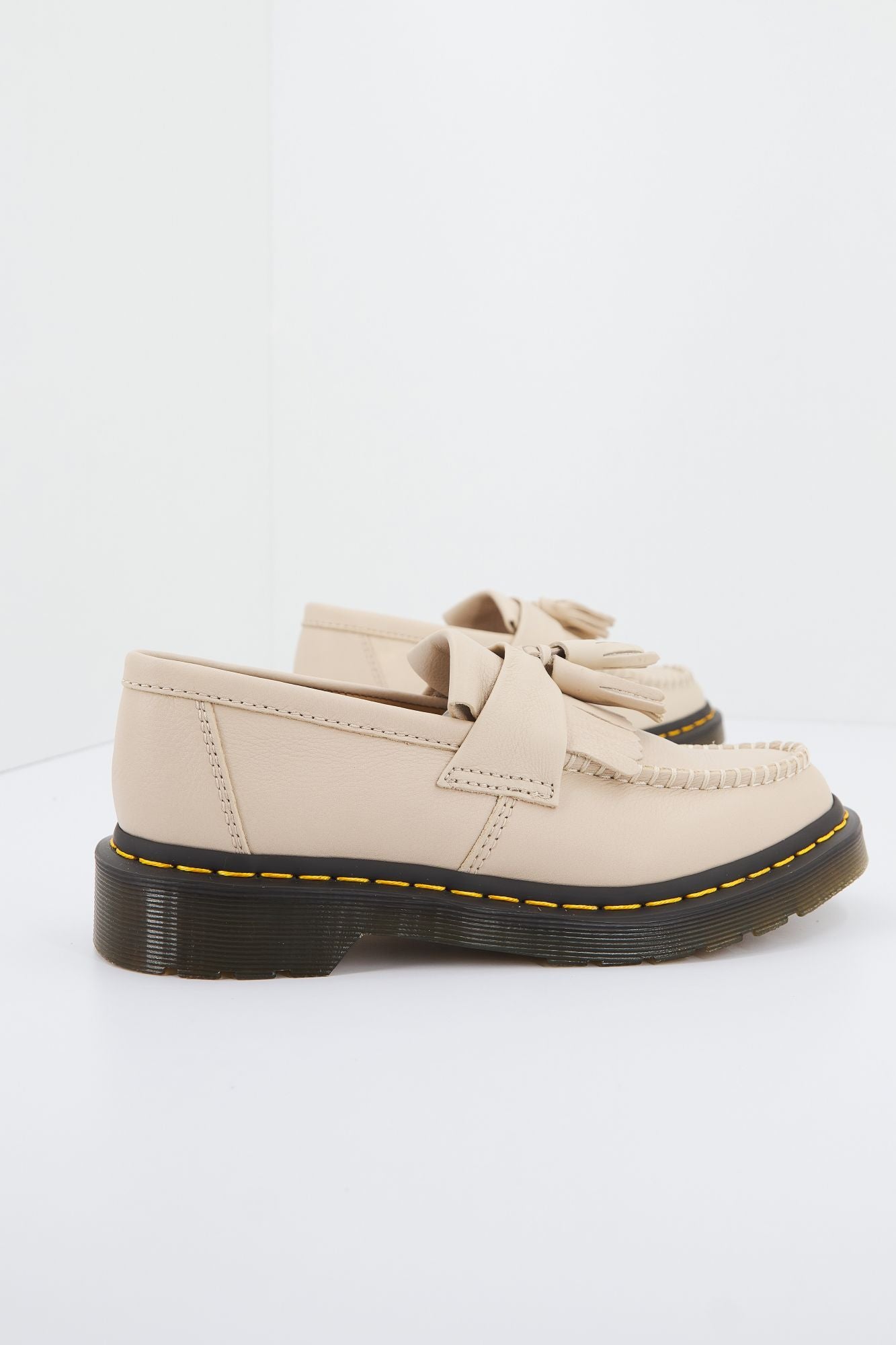 DR. MARTENS ADRIAN PARCHMENT en color BEIS (1)