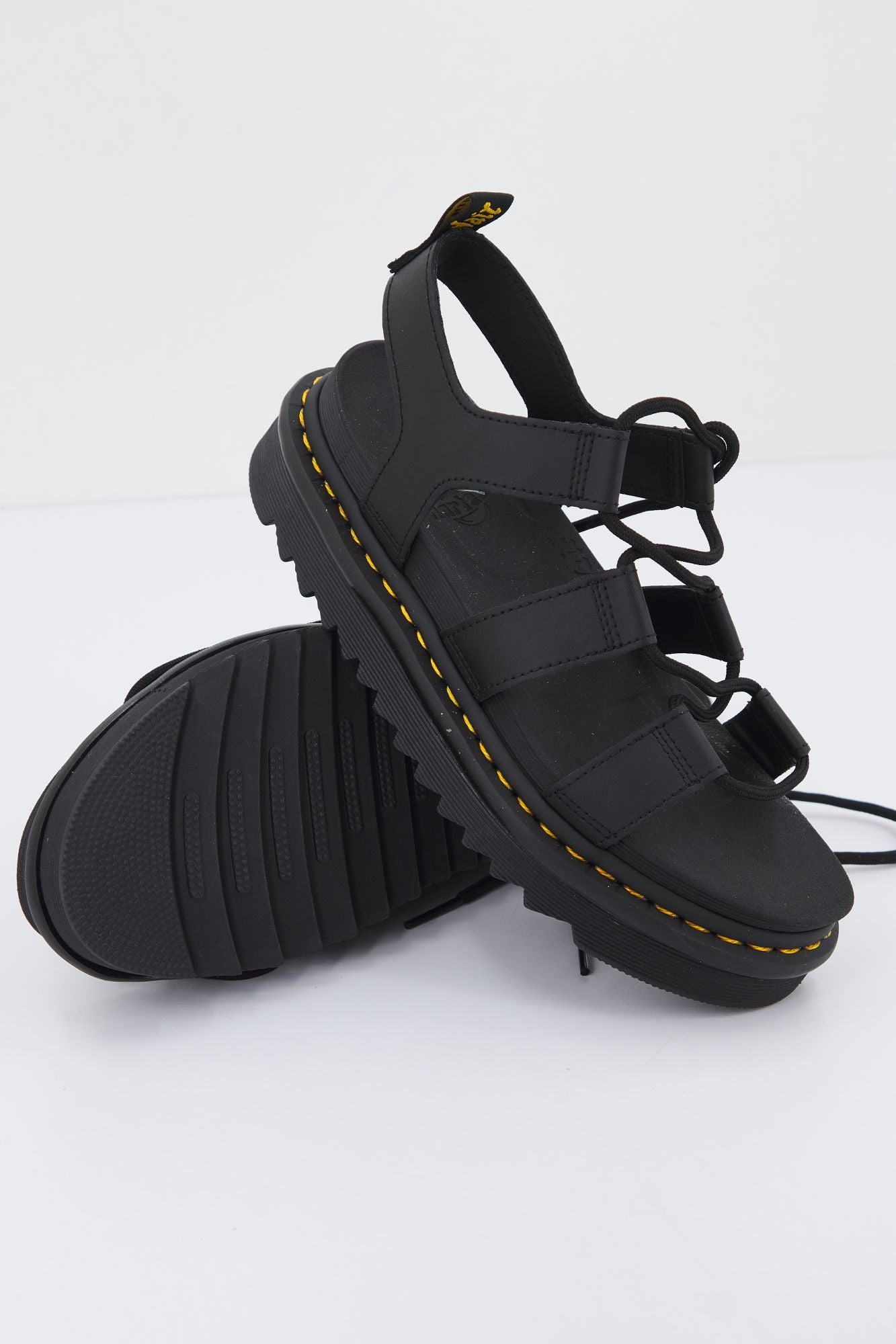 DR. MARTENS NARTILLA HYDRO en color NEGRO (4)