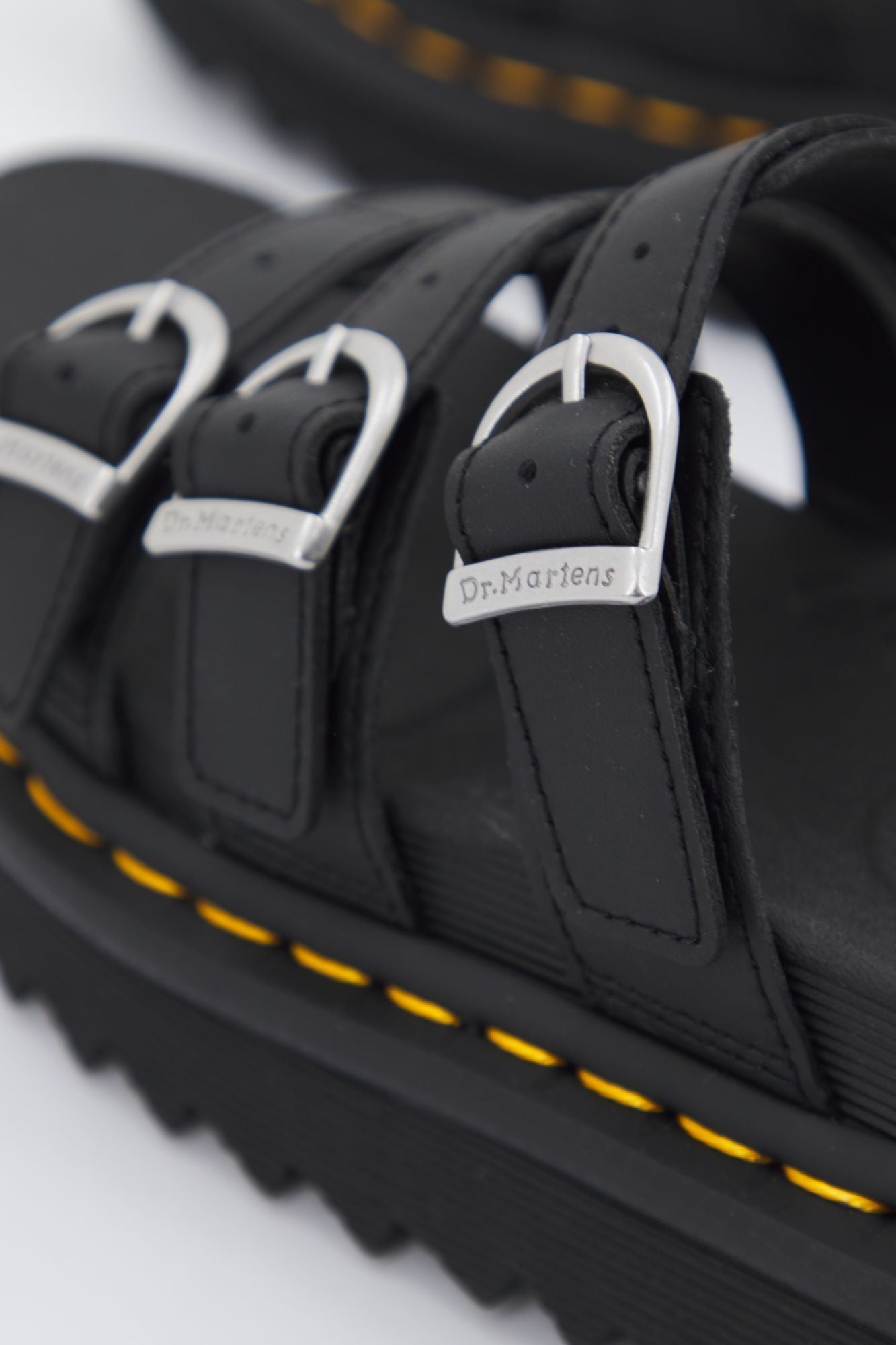 DR. MARTENS BLAIRE SLIDE HYDRO en color NEGRO (3)