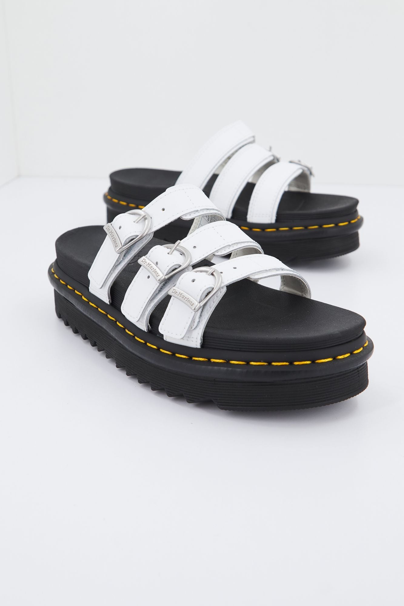 DR. MARTENS BLAIRE SLIDE HYDRO en color BLANCO (1)