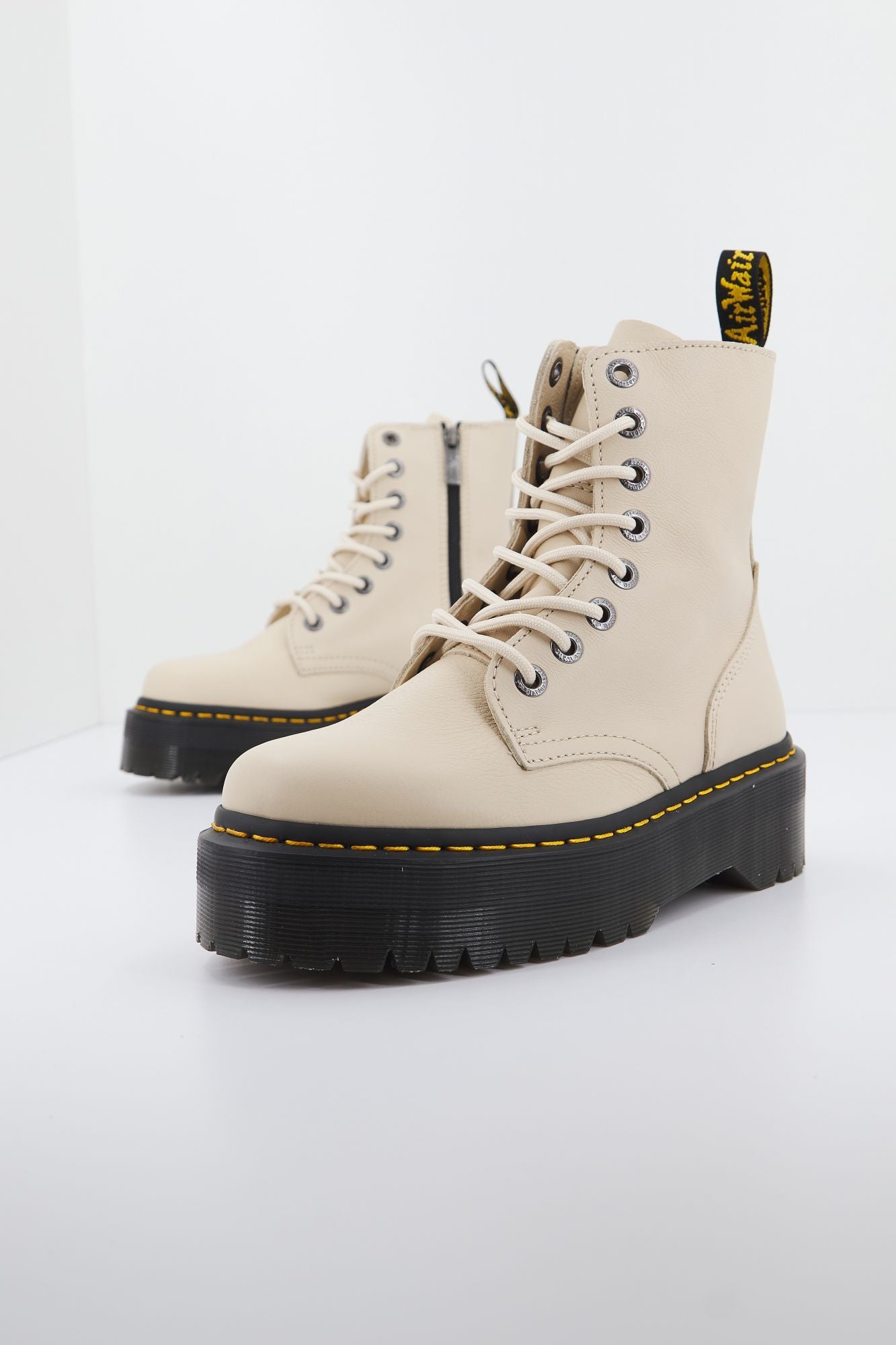 DR. MARTENS JADON III PARCHMENT PISA en color BEIS (2)