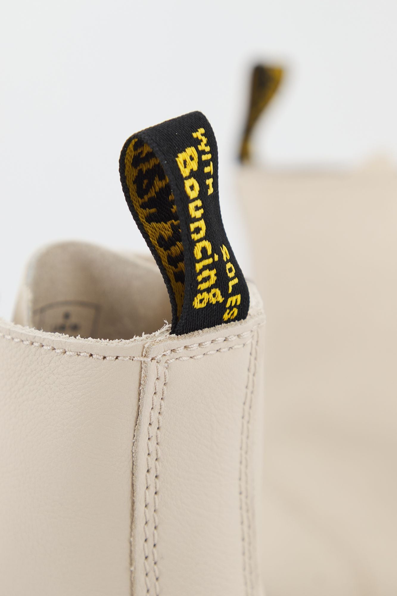 DR. MARTENS JADON III PARCHMENT PISA en color BEIS (4)