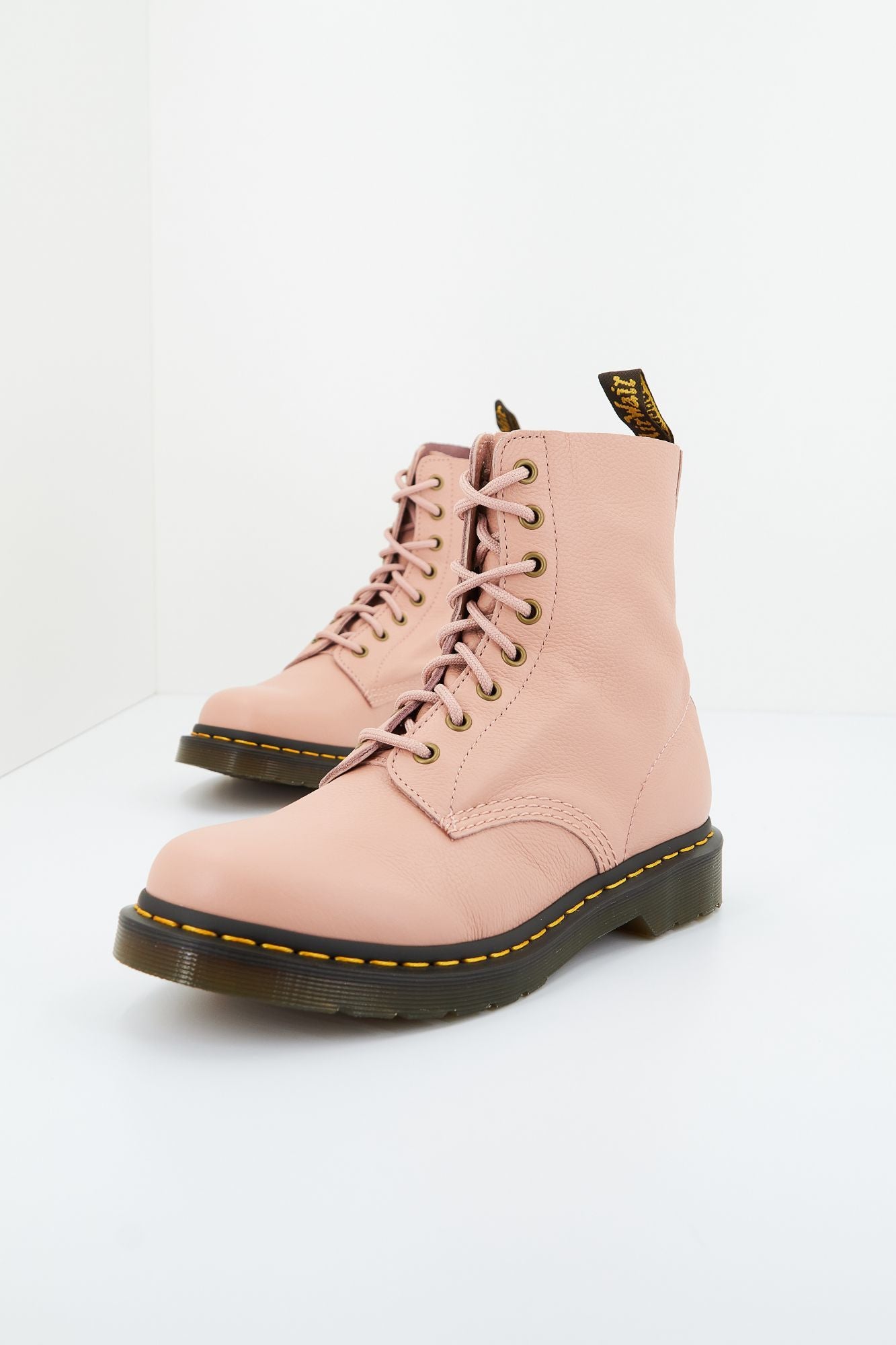 DR. MARTENS PASCAL PEACH VIRGIN en color ROSA (2)
