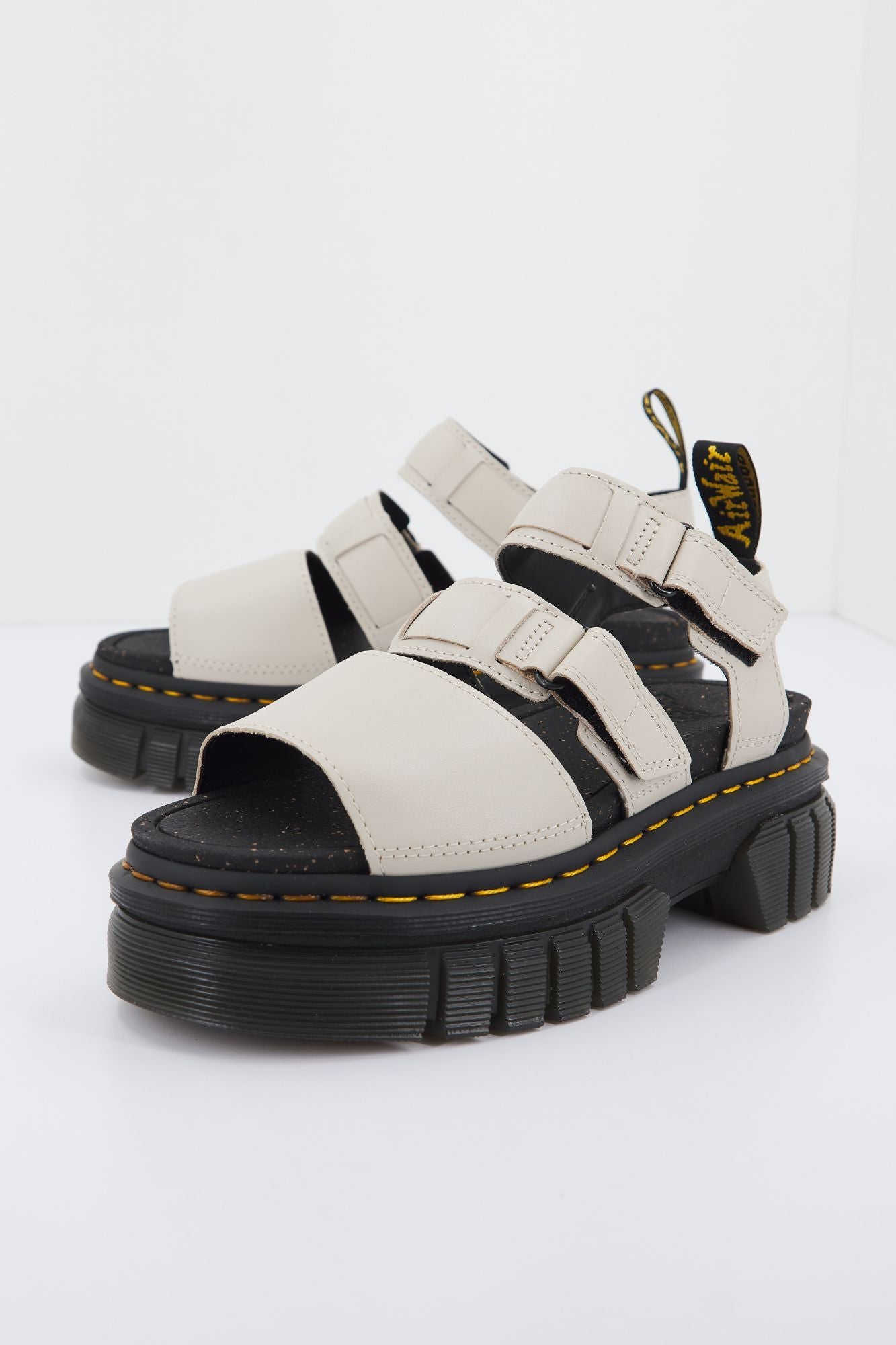 DR. MARTENS RICKI 3 STRAP SANDAL LUX en color BEIS (1)