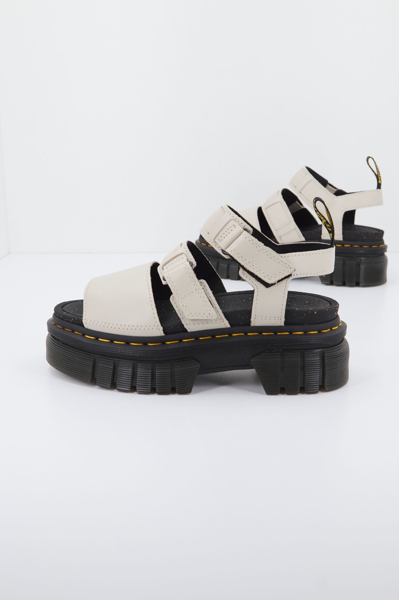 DR. MARTENS RICKI 3 STRAP SANDAL LUX en color BEIS (2)