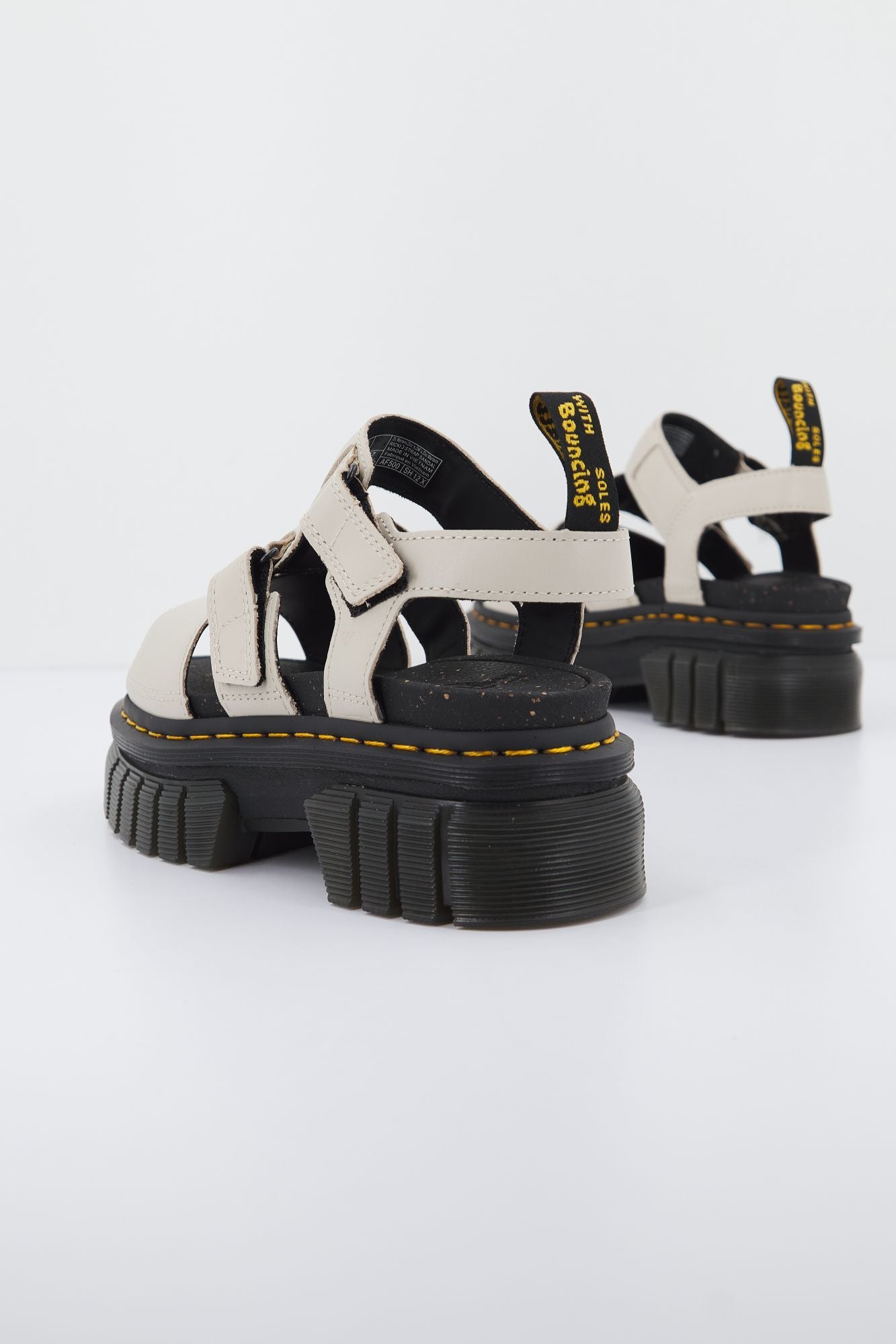 DR. MARTENS RICKI 3 STRAP SANDAL LUX en color BEIS (3)