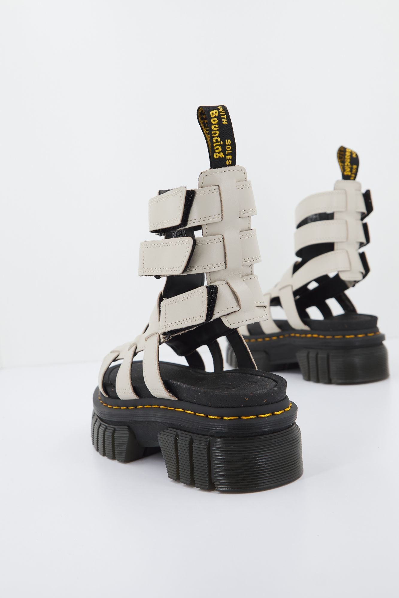 DR. MARTENS RICKI GLADIATOR LUX en color BEIS (2)