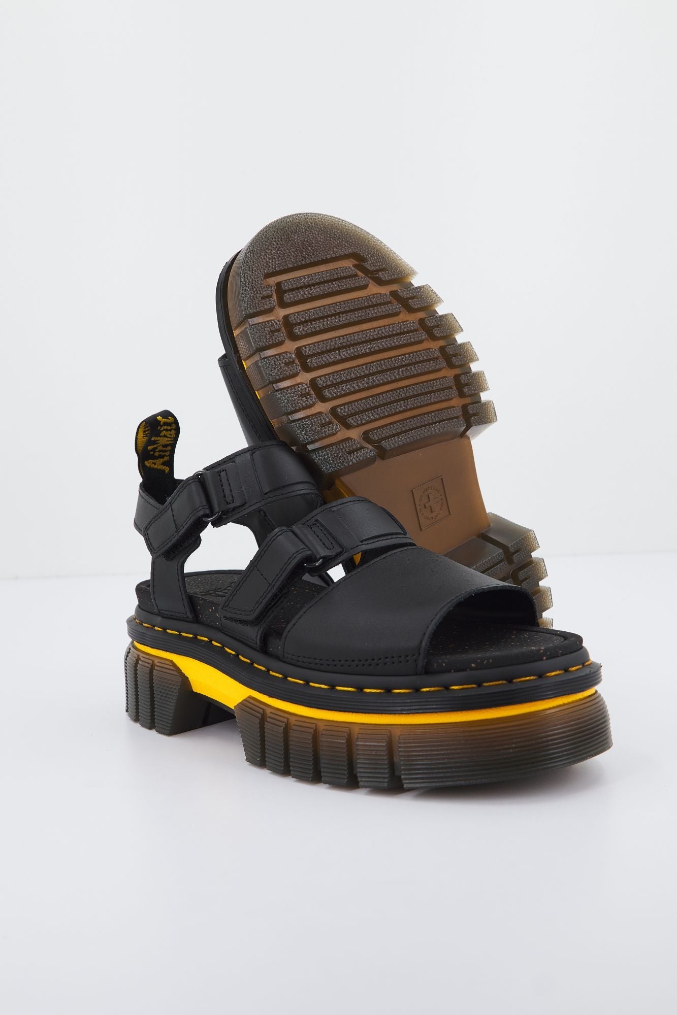 DR. MARTENS RICKI 3 STRAP SANDAL en color NEGRO (1)