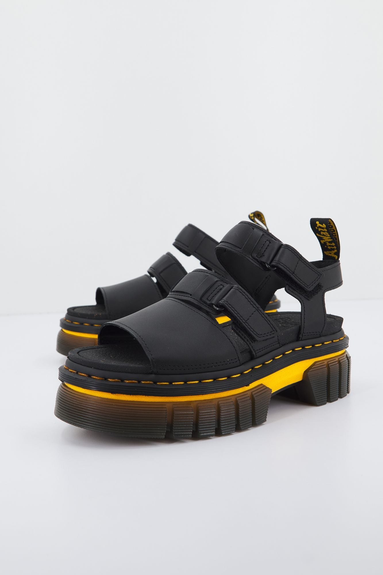 DR. MARTENS RICKI 3 STRAP SANDAL en color NEGRO (2)