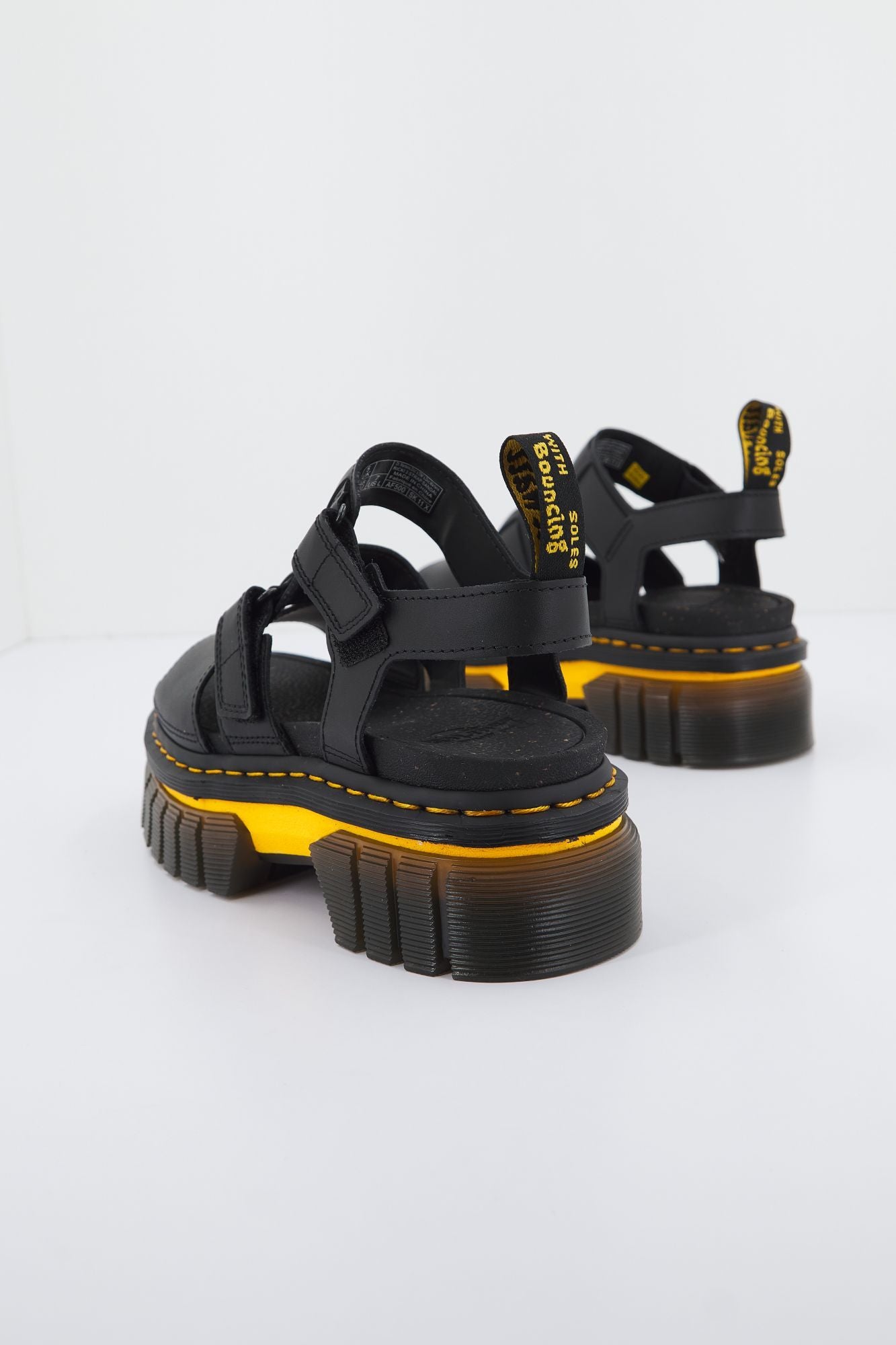 DR. MARTENS RICKI 3 STRAP SANDAL en color NEGRO (3)