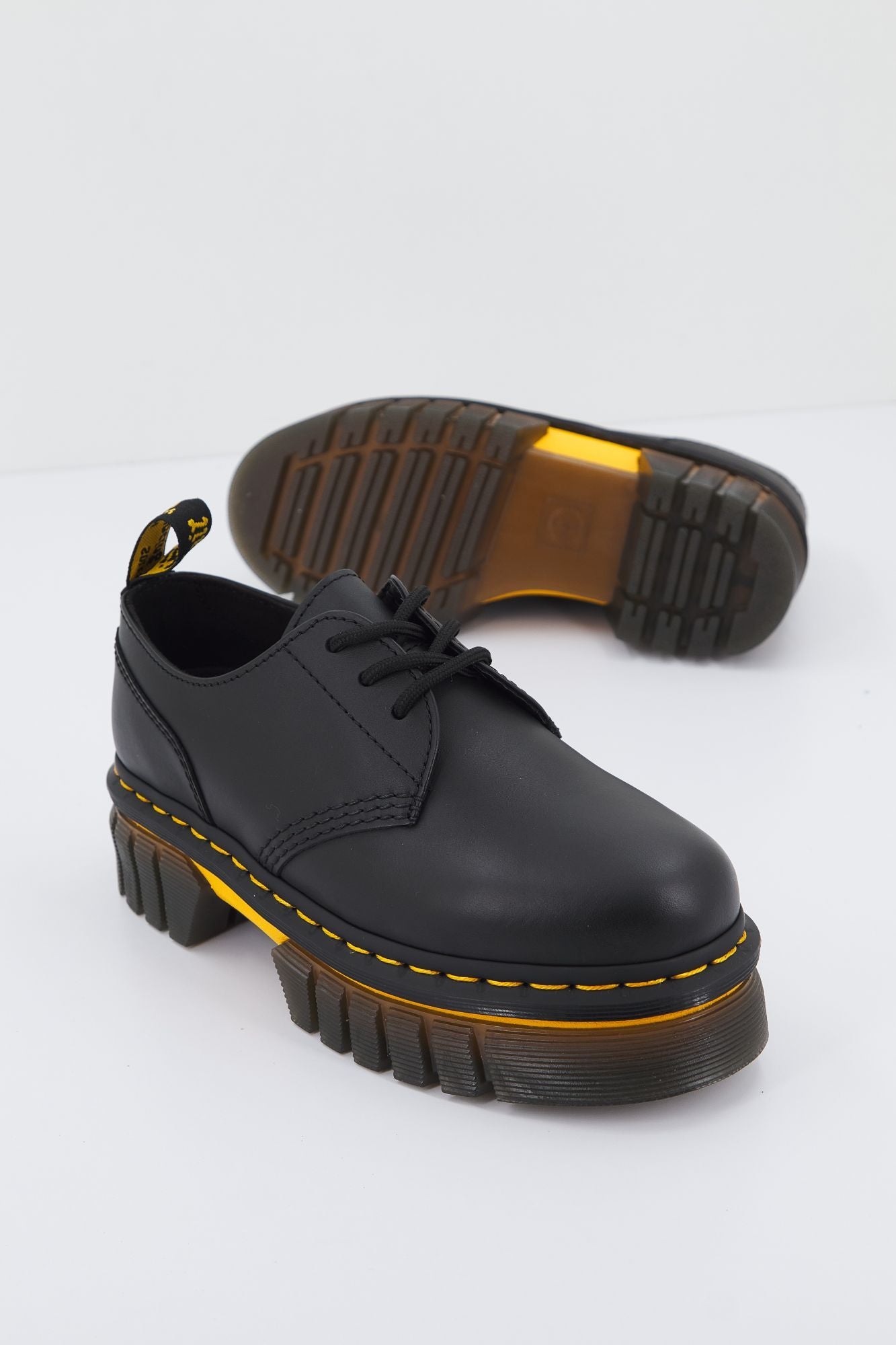 DR. MARTENS AUDRICK 3I SHOE POLISHED en color NEGRO (1)