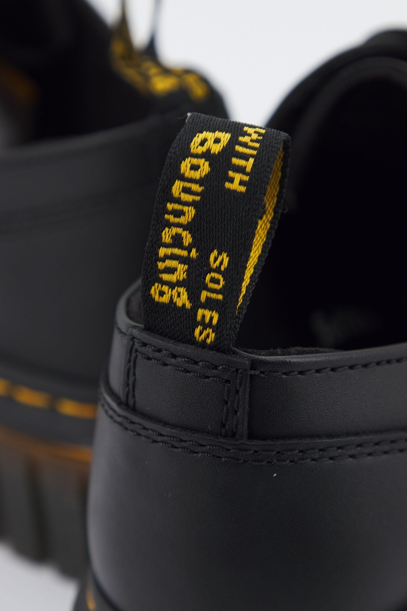 DR. MARTENS AUDRICK 3I SHOE POLISHED en color NEGRO (4)