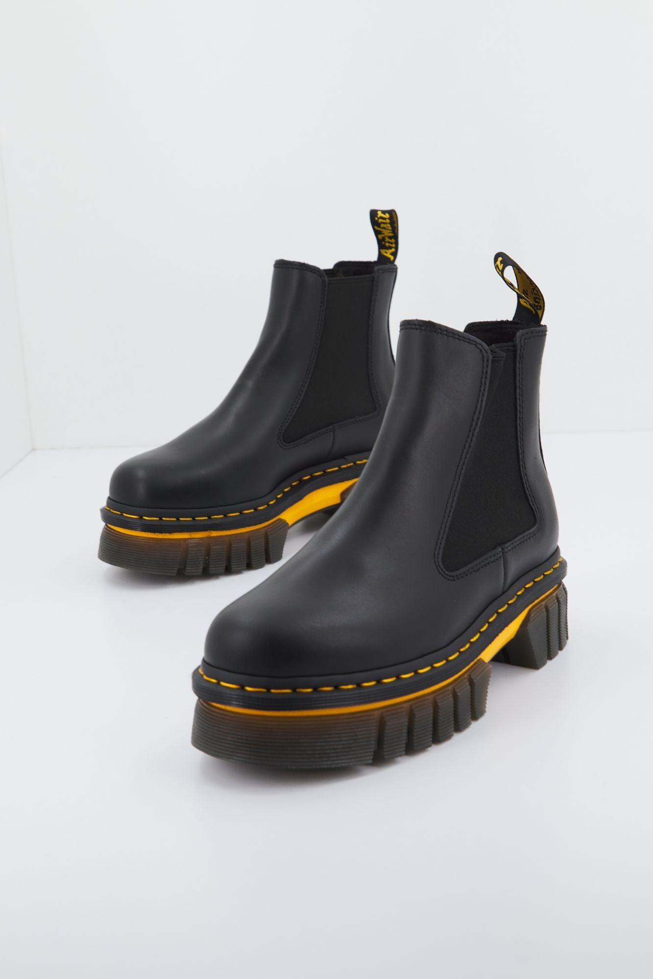 DR. MARTENS AUDRICK CHELSEA en color NEGRO (1)