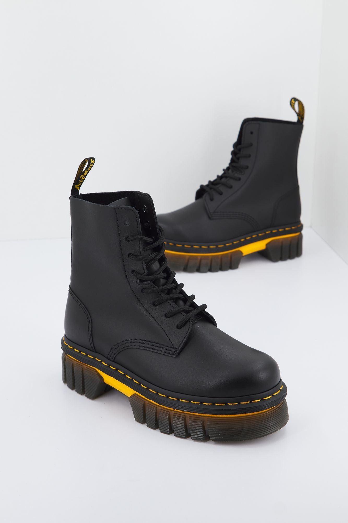 DR. MARTENS AUDRICK 8I BOOT en color NEGRO (1)