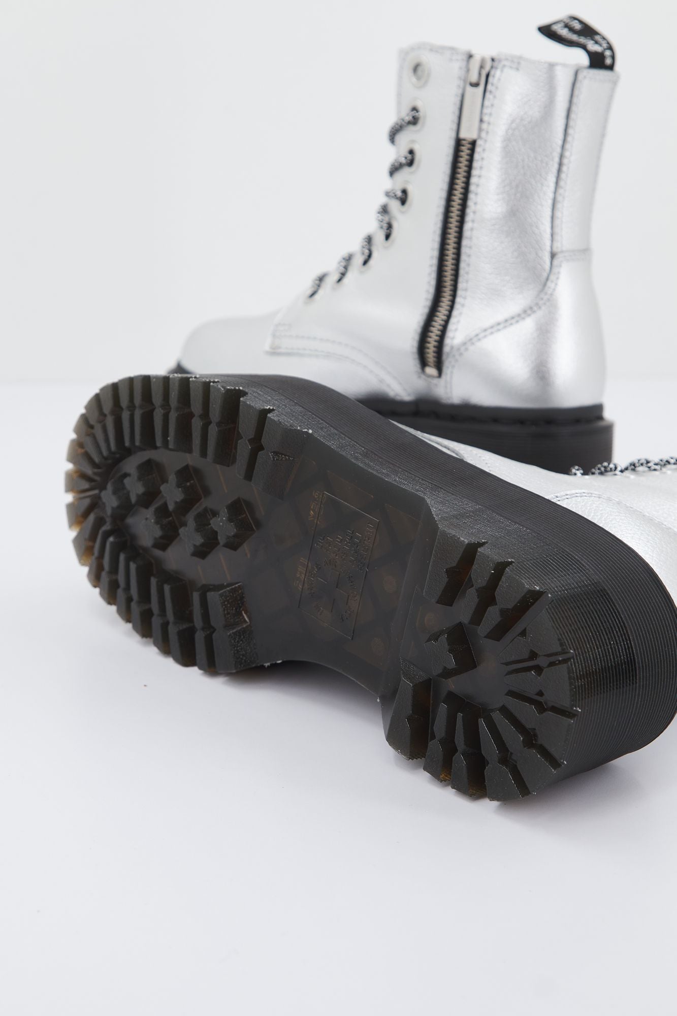 DR. MARTENS JADON MAX TUMBLE en color PLATA (4)