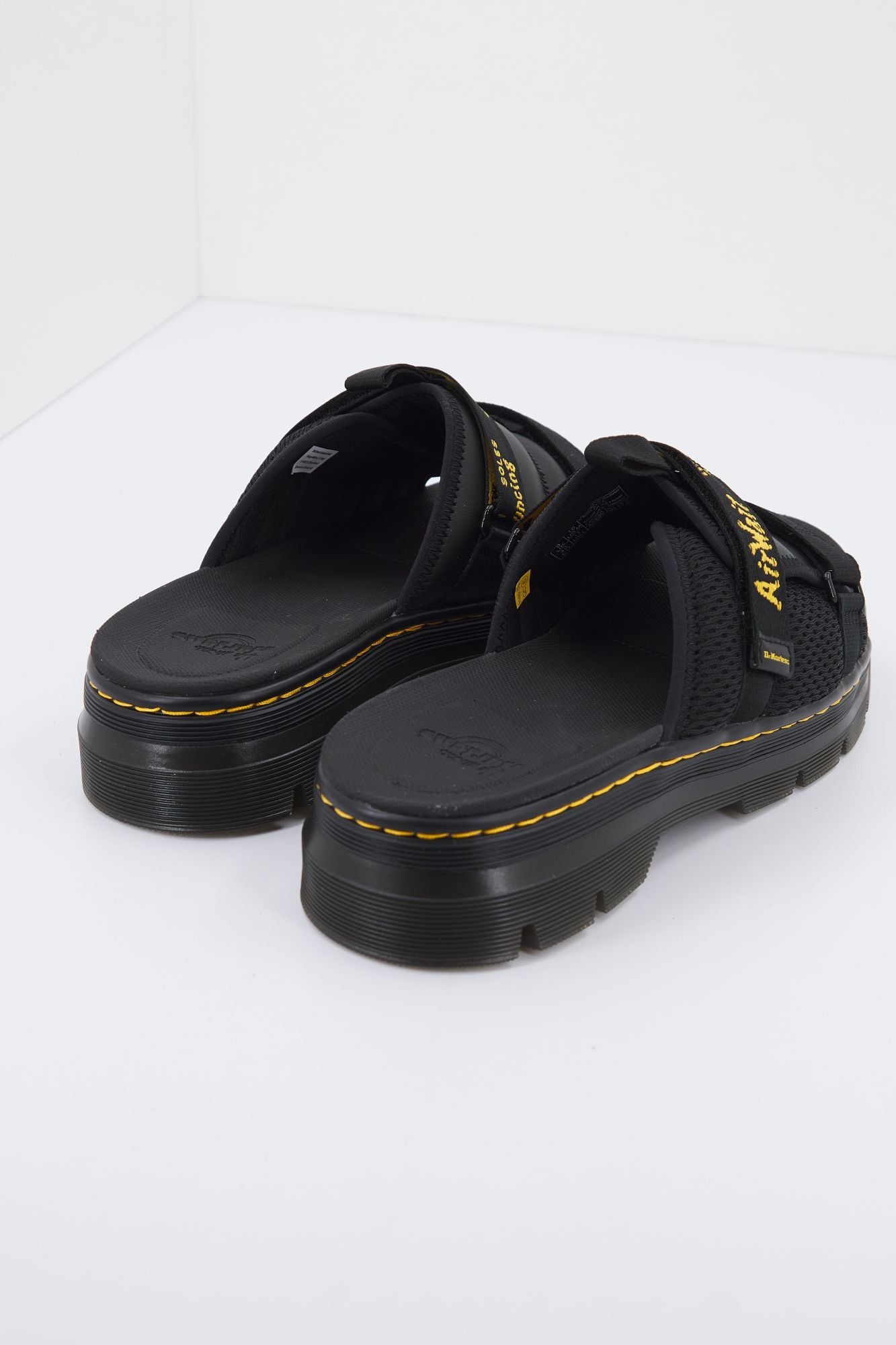 DR. MARTENS AYCE COATED LEATHER en color NEGRO (3)