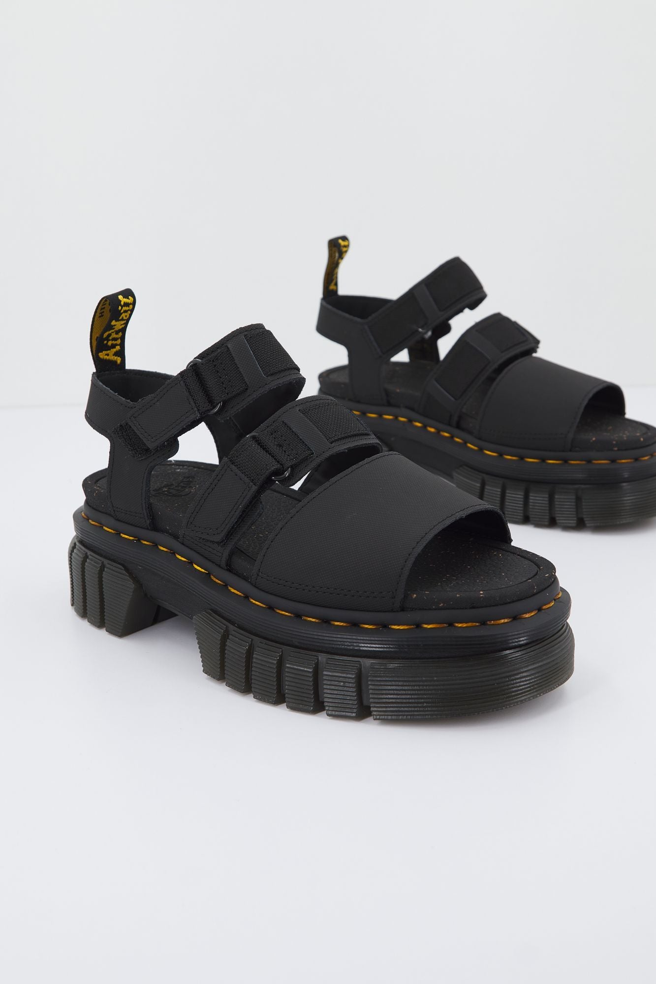 DR. MARTENS RICKI 3 STRAP SANDAL TOU en color NEGRO (1)