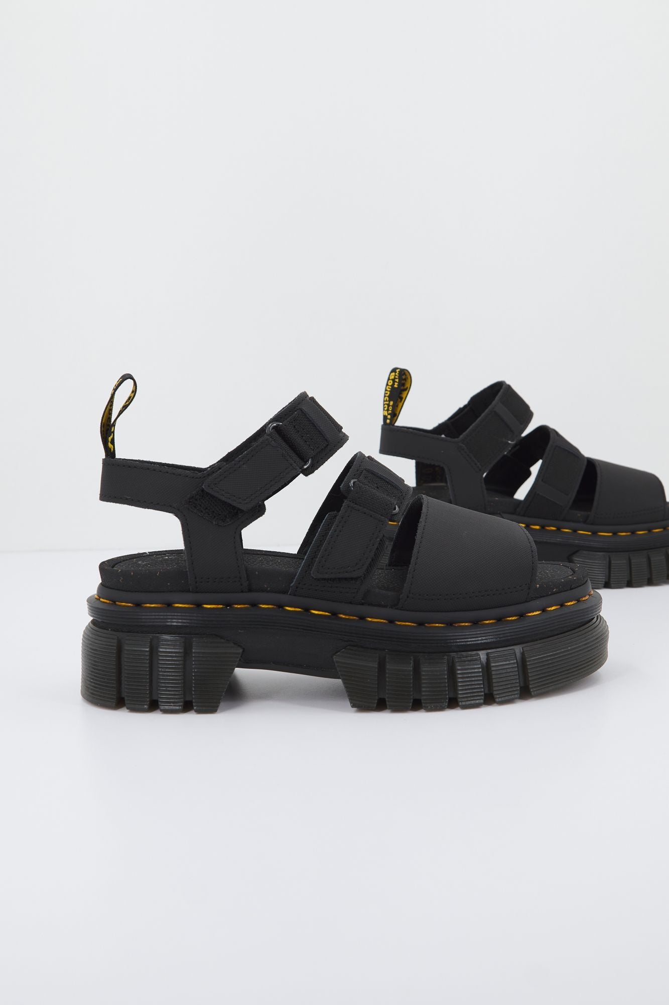 DR. MARTENS RICKI 3 STRAP SANDAL TOU en color NEGRO (2)